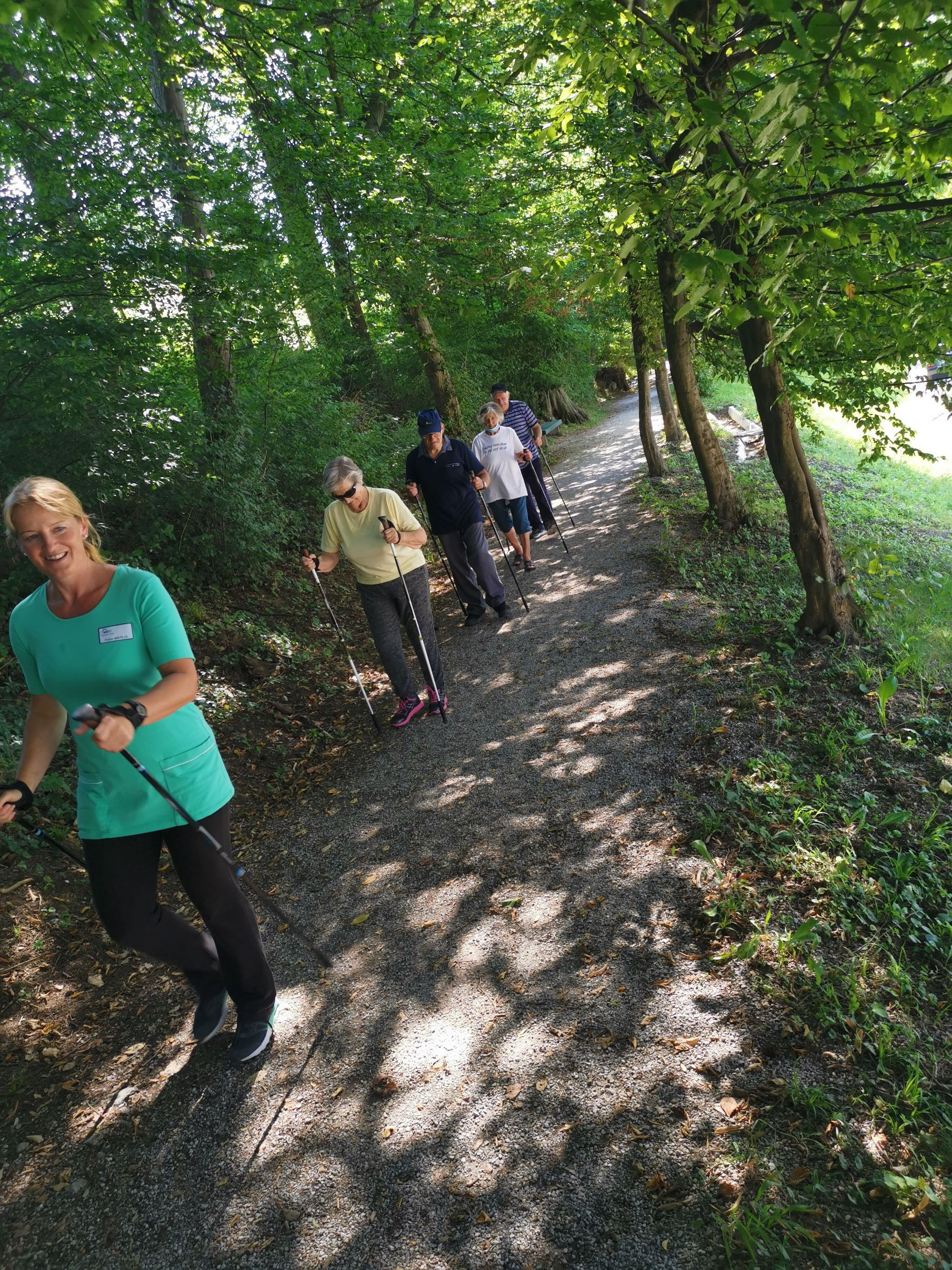 Hoja s palicami do izvira vode