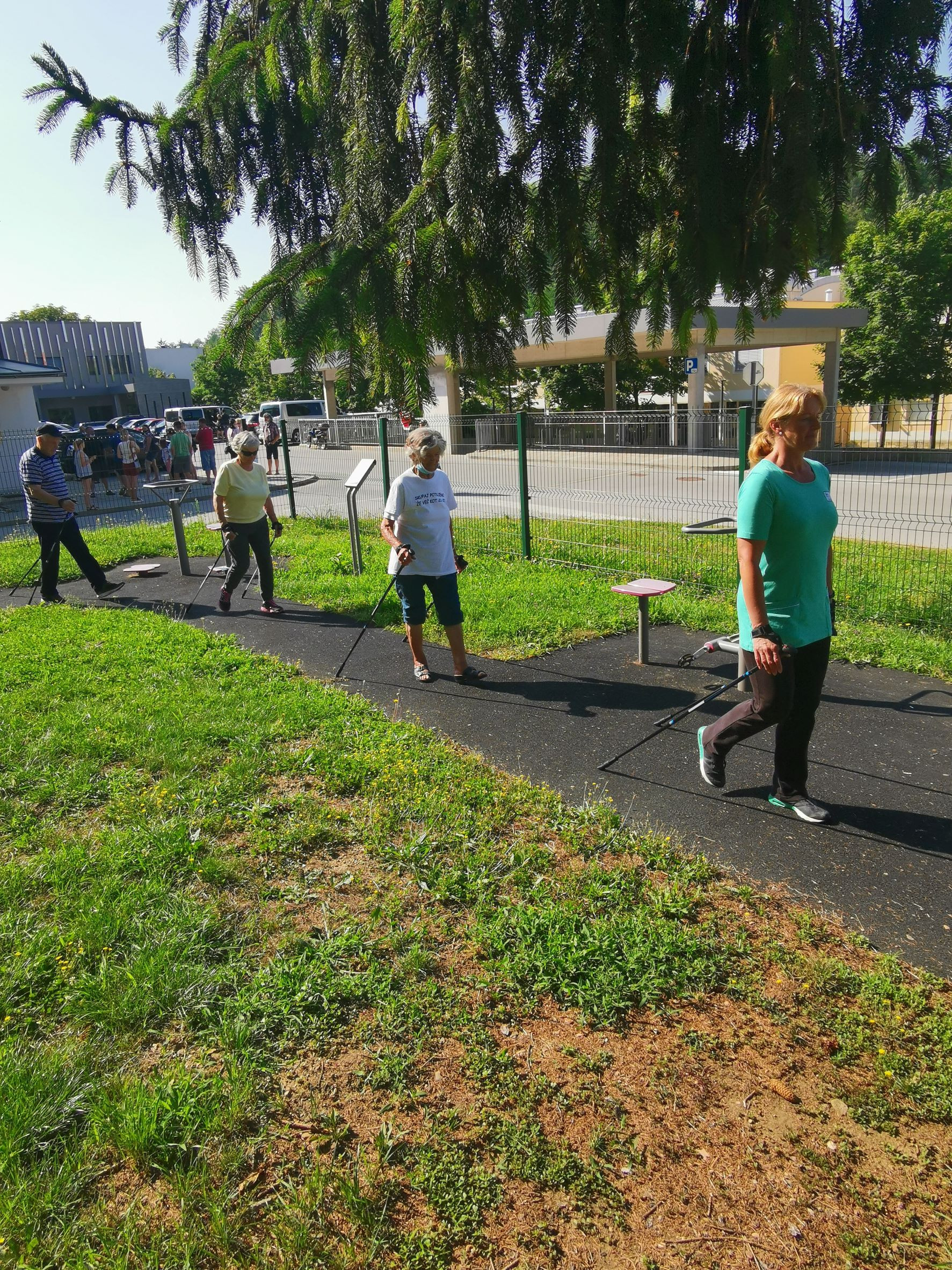 Hoja s palicami do izvira vode