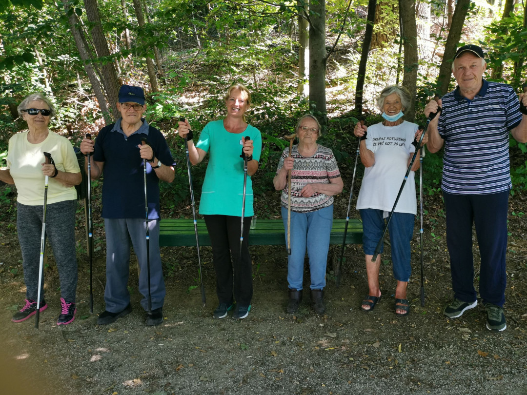 Hoja s palicami do izvira vode
