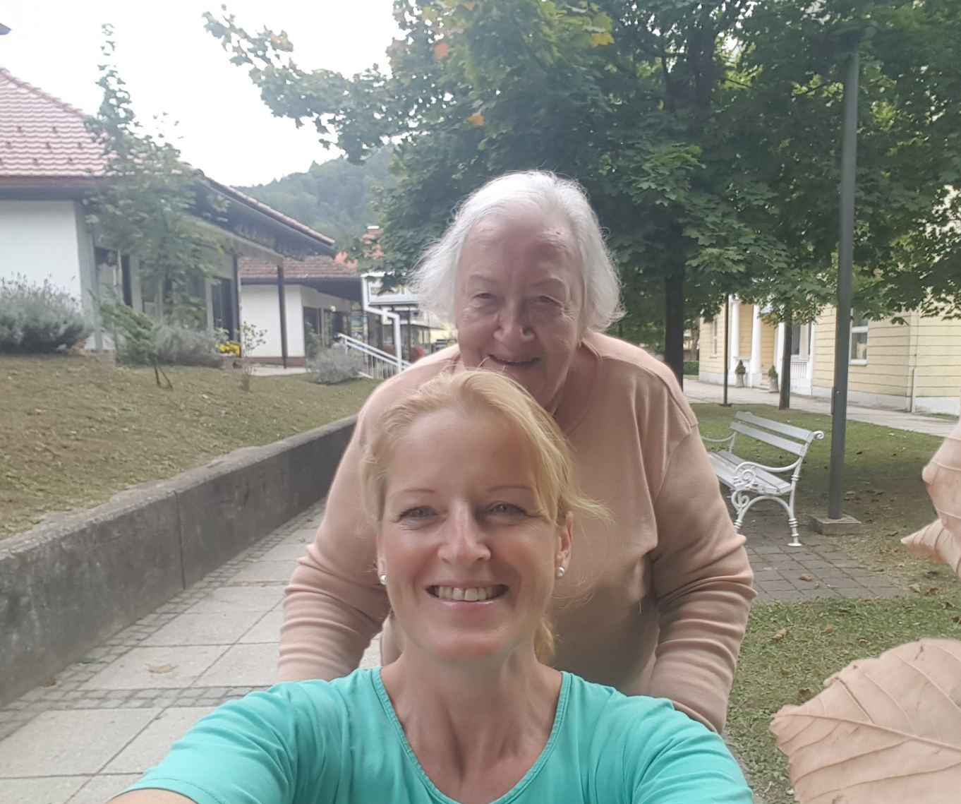 »Jesen je tu in listje neslišno pada, pada. Čuj dragi čez vso daljo bi k tebi, tebi rada.«