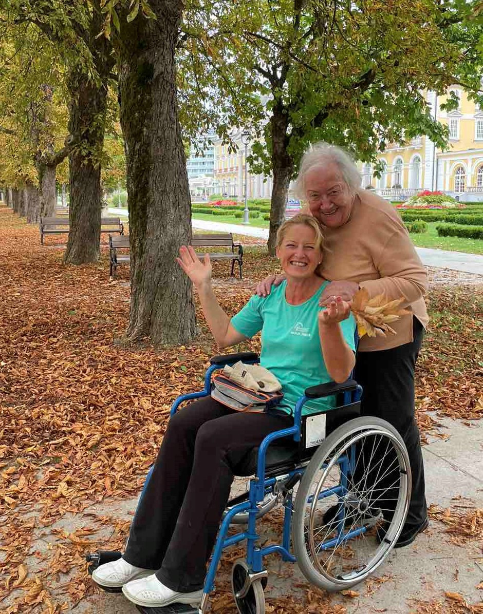 »Jesen je tu in listje neslišno pada, pada. Čuj dragi čez vso daljo bi k tebi, tebi rada.«
