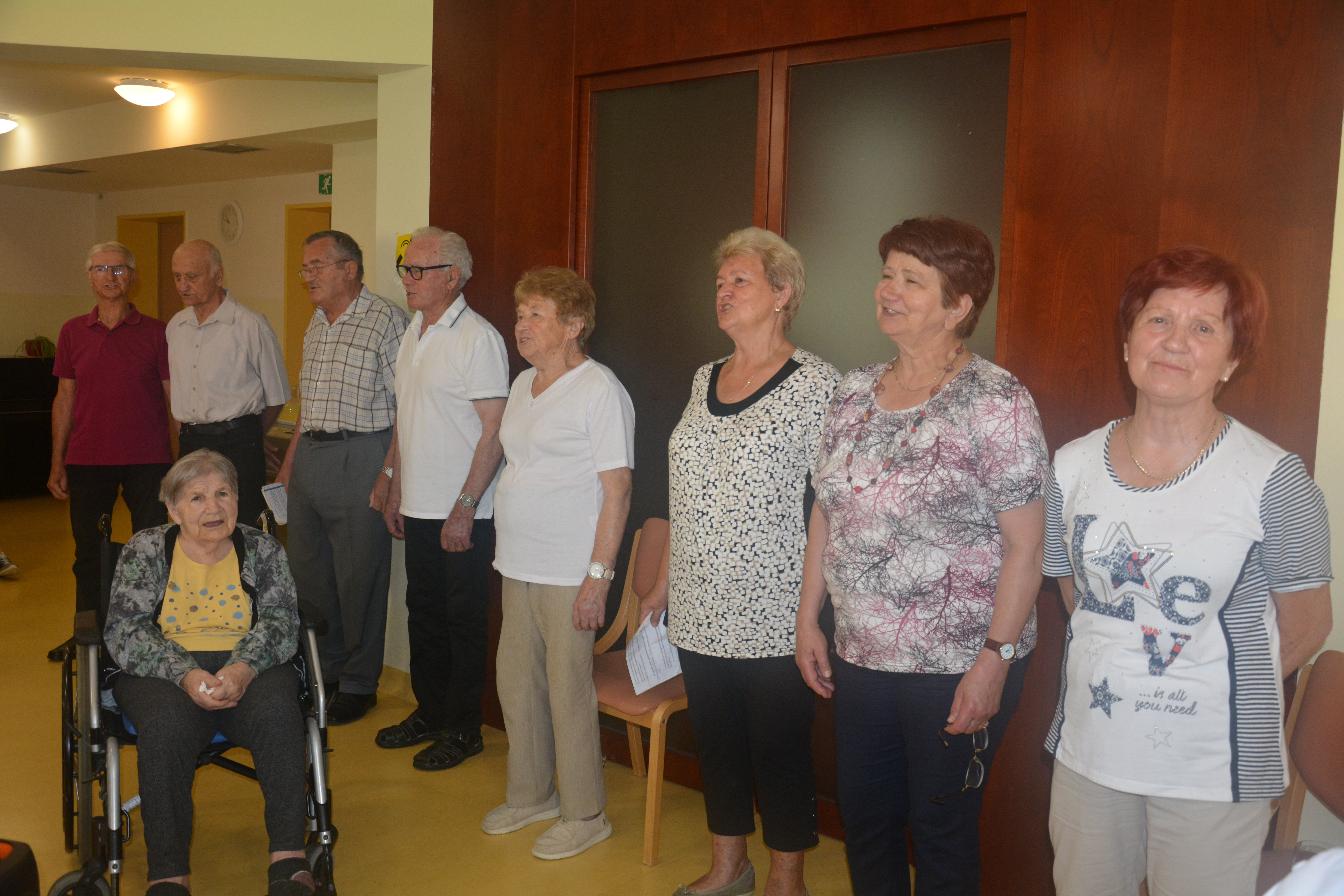 Jesensko cvetje z ljudskimi pesmimi