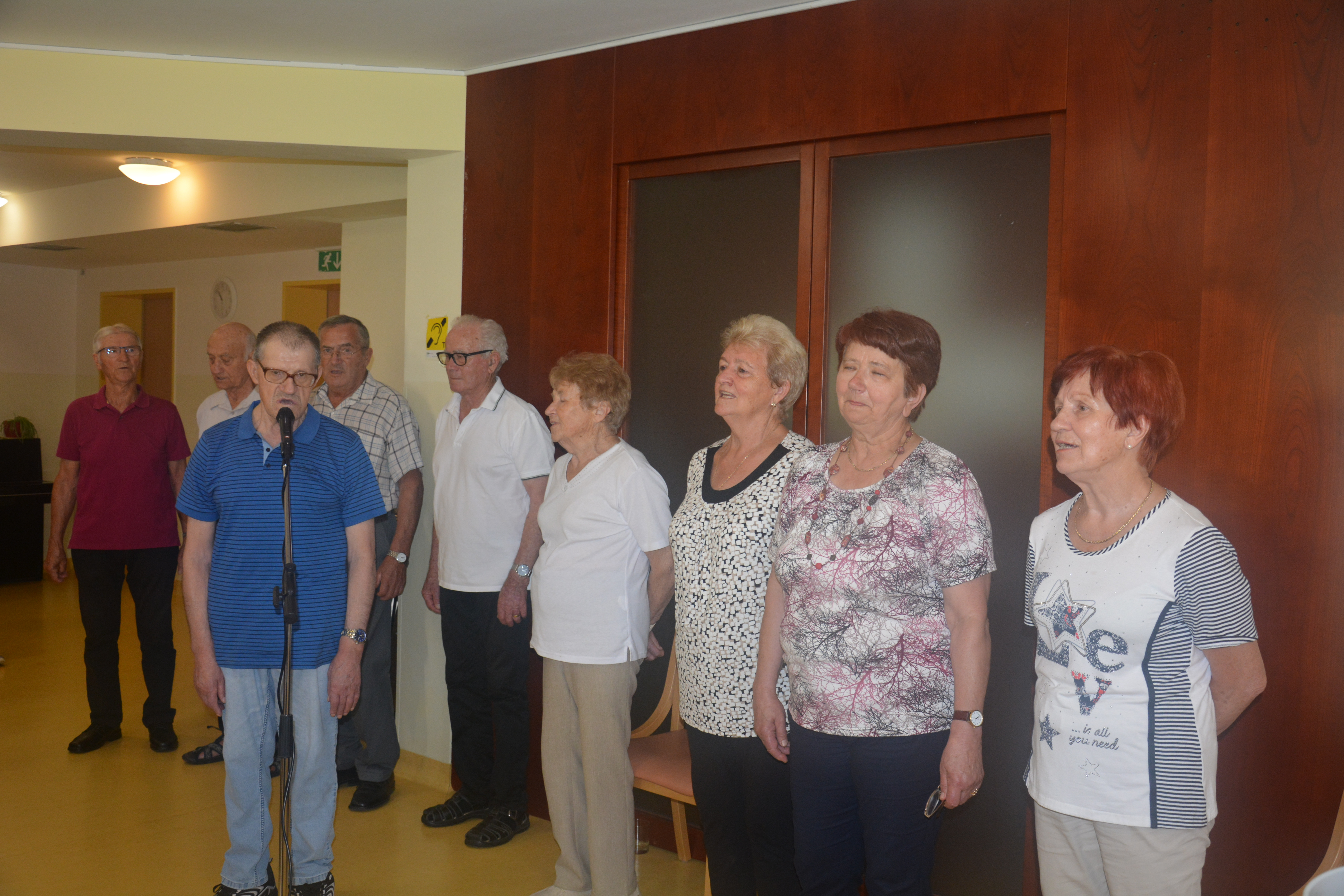 Jesensko cvetje z ljudskimi pesmimi