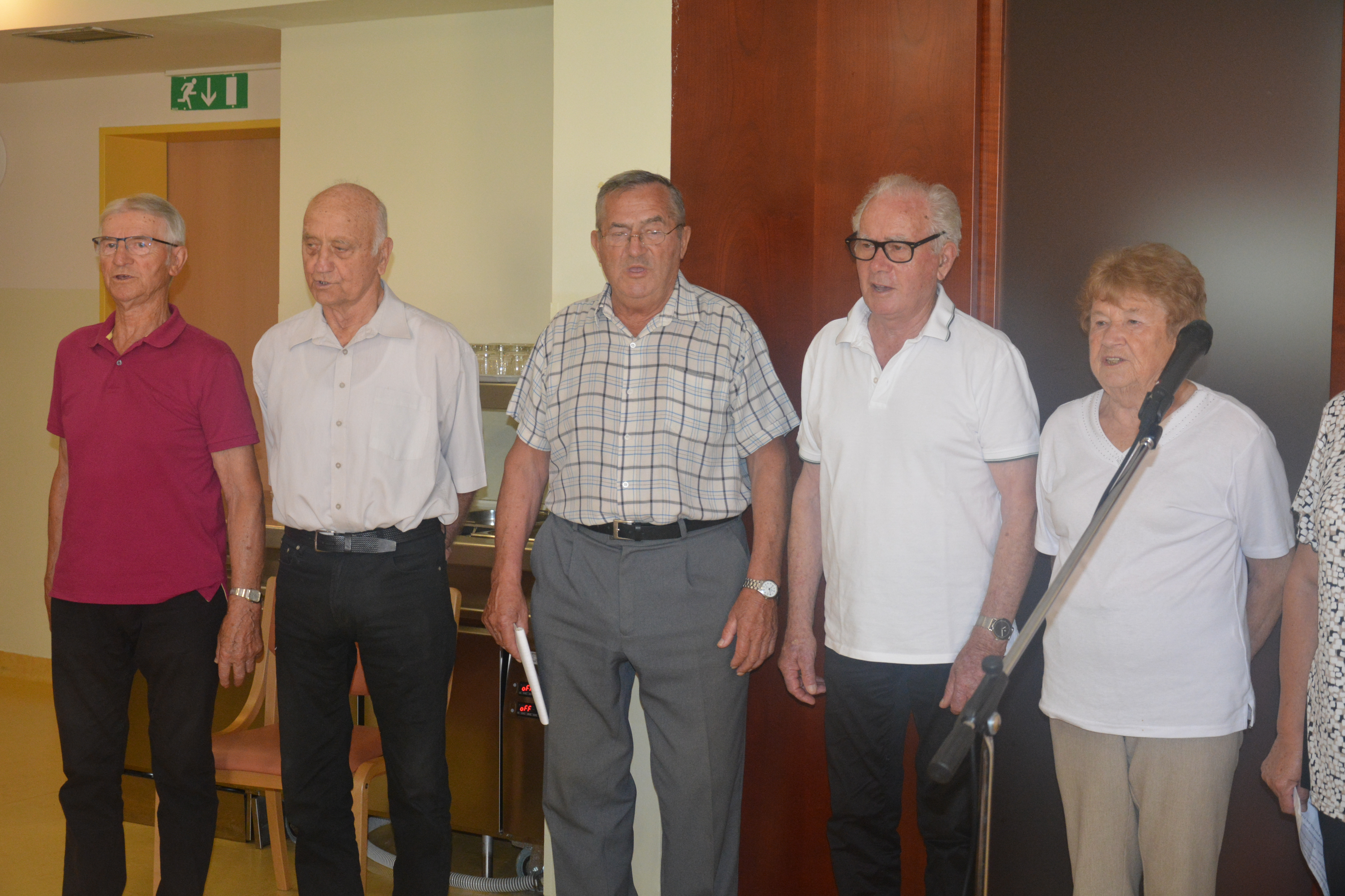 Jesensko cvetje z ljudskimi pesmimi