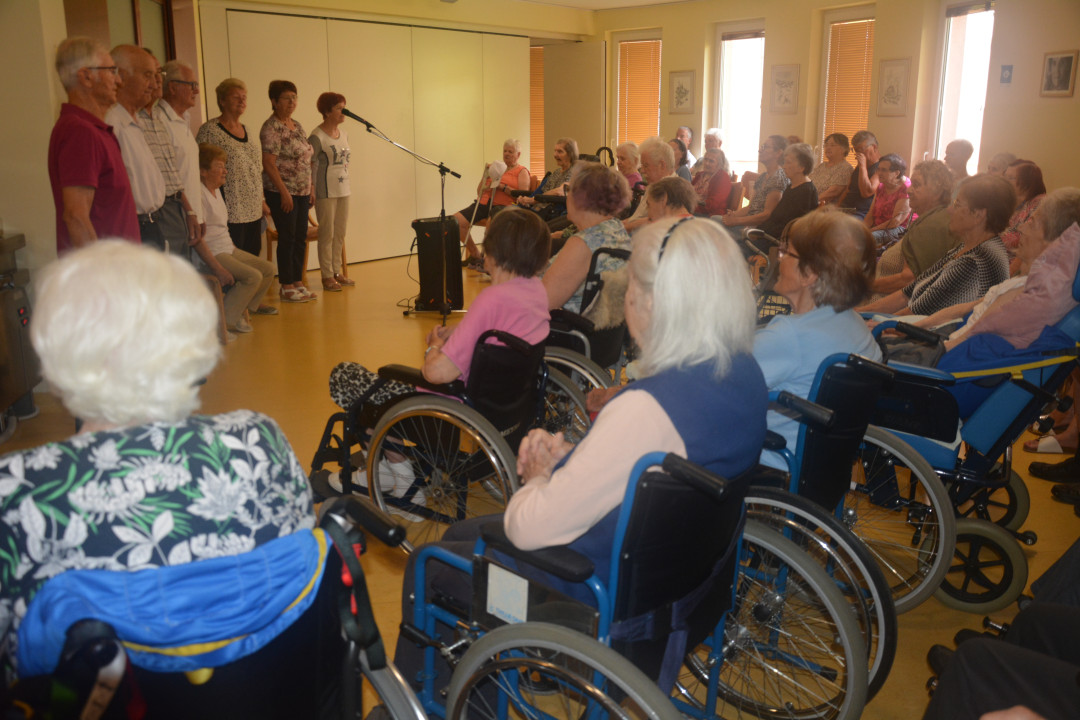 Jesensko cvetje z ljudskimi pesmimi