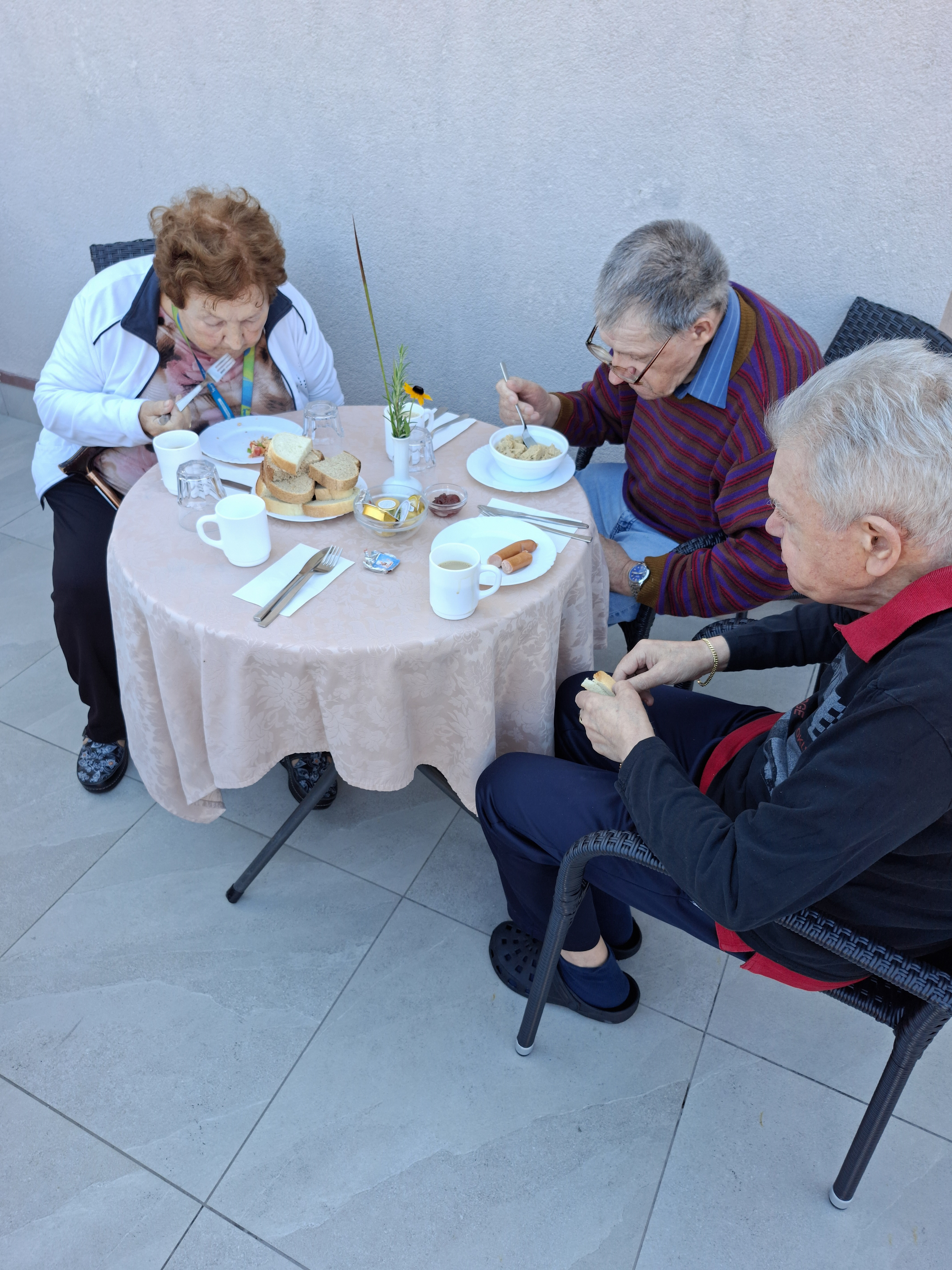 JUTRO, KI SE ZAČNE DRUGAČE