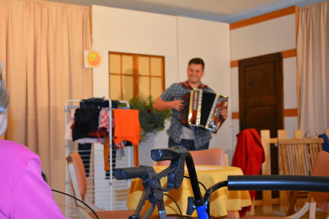 KD Zibika: komedija v narečju s petjem »Pa ne tukaj Janez«