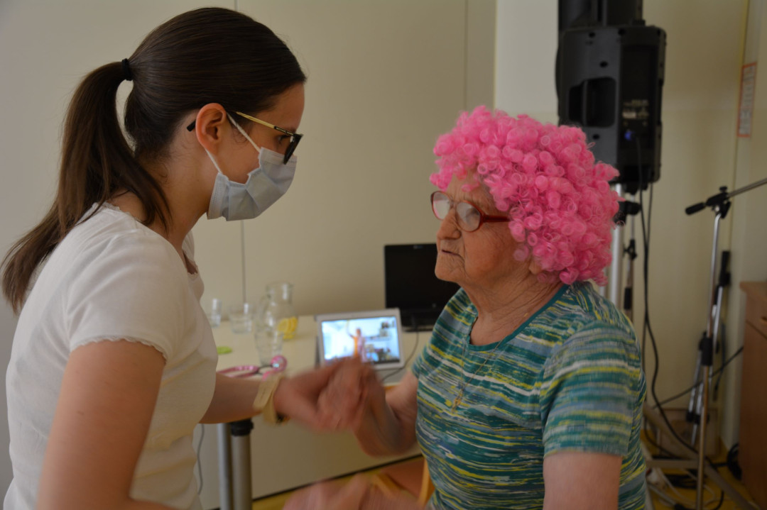 Klovnesa Mafalda v energičnih ritmih