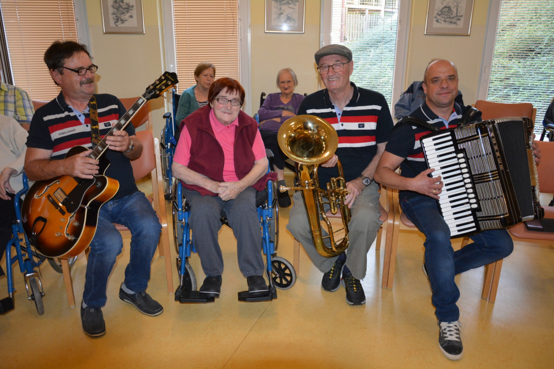 Klub svojcev skupin Mavrica in Modrijani