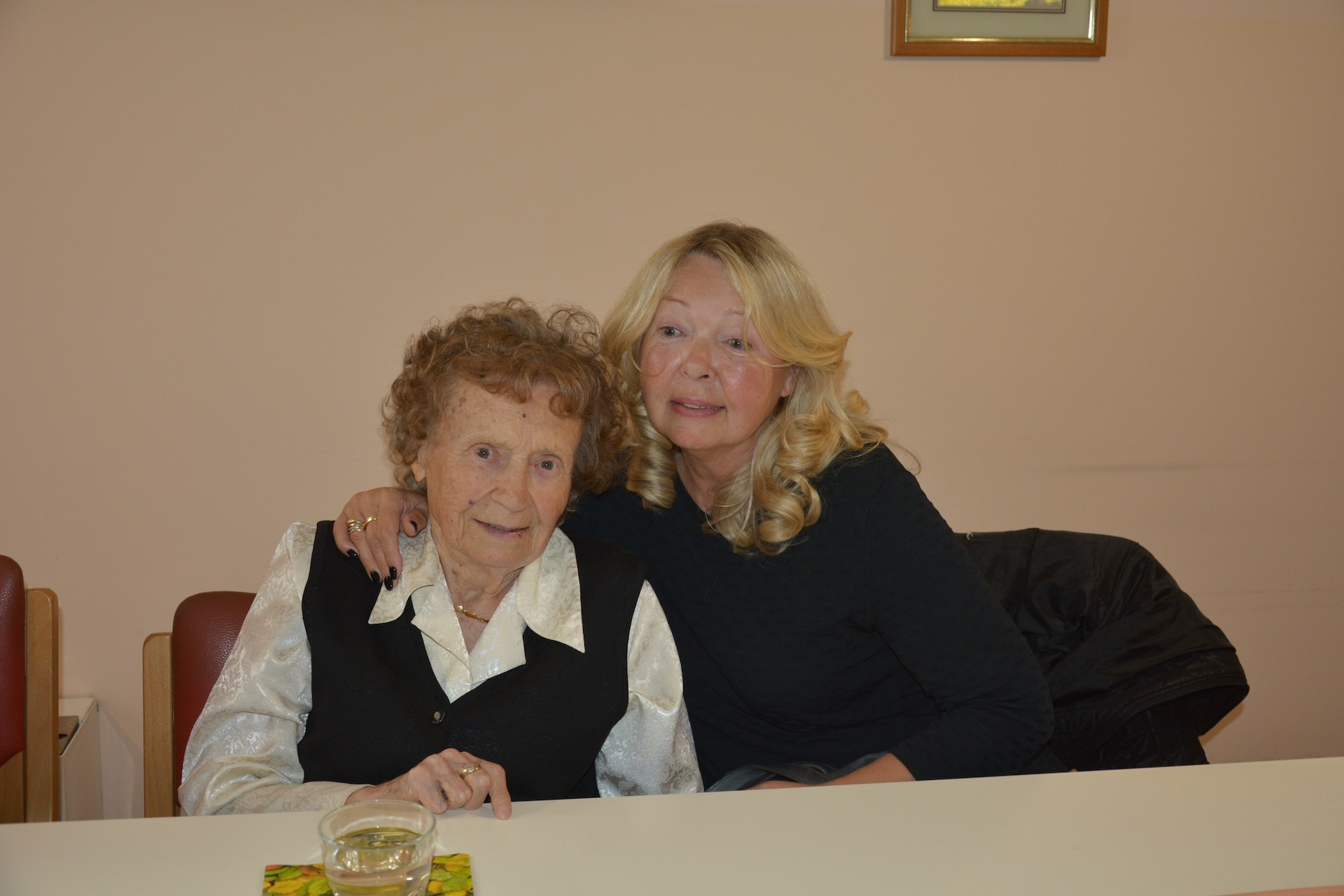 Klub svojcev skupin Ob potoku, Ena A in Rožmarin