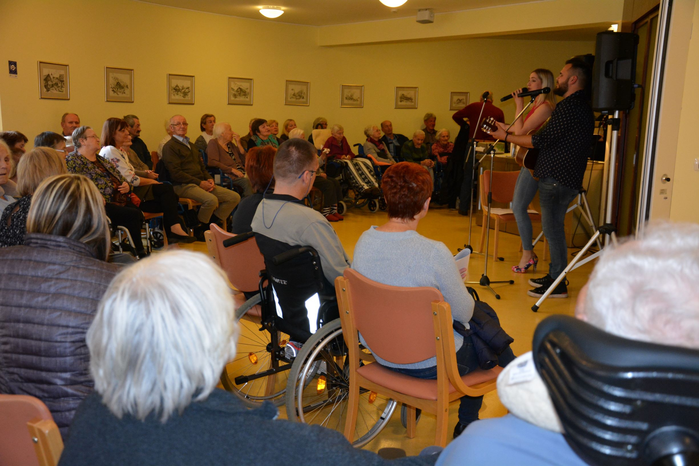 Klubi svojcev za skupini Mavrica in Modrijani