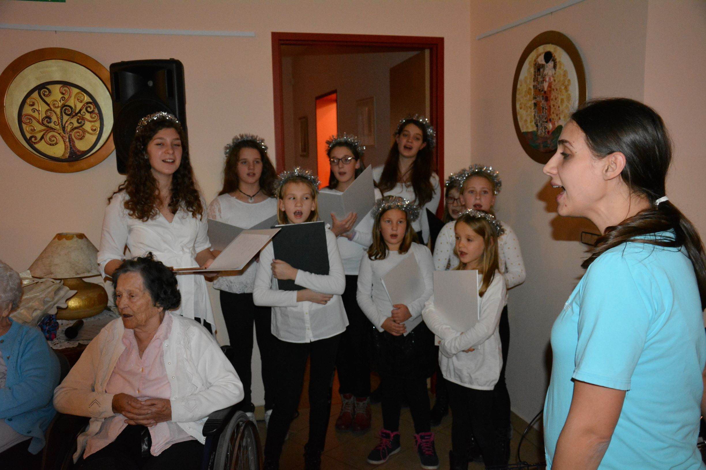 Krasitev smreke in prižig luči ob pesmih zborčka            Sv. Petra pod Sv. Gorami