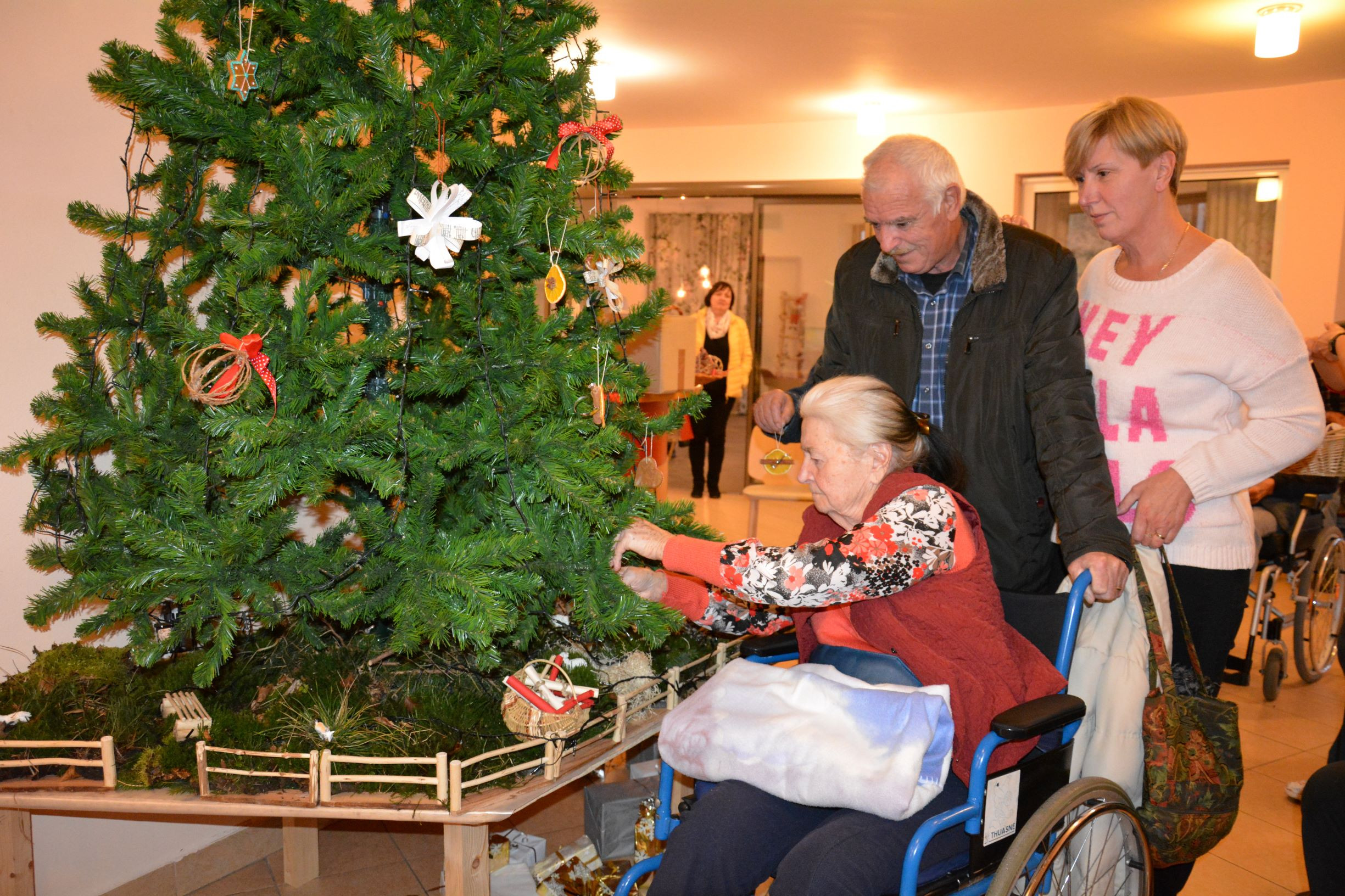 Krasitev smreke in prižig luči ob pesmih zborčka            Sv. Petra pod Sv. Gorami