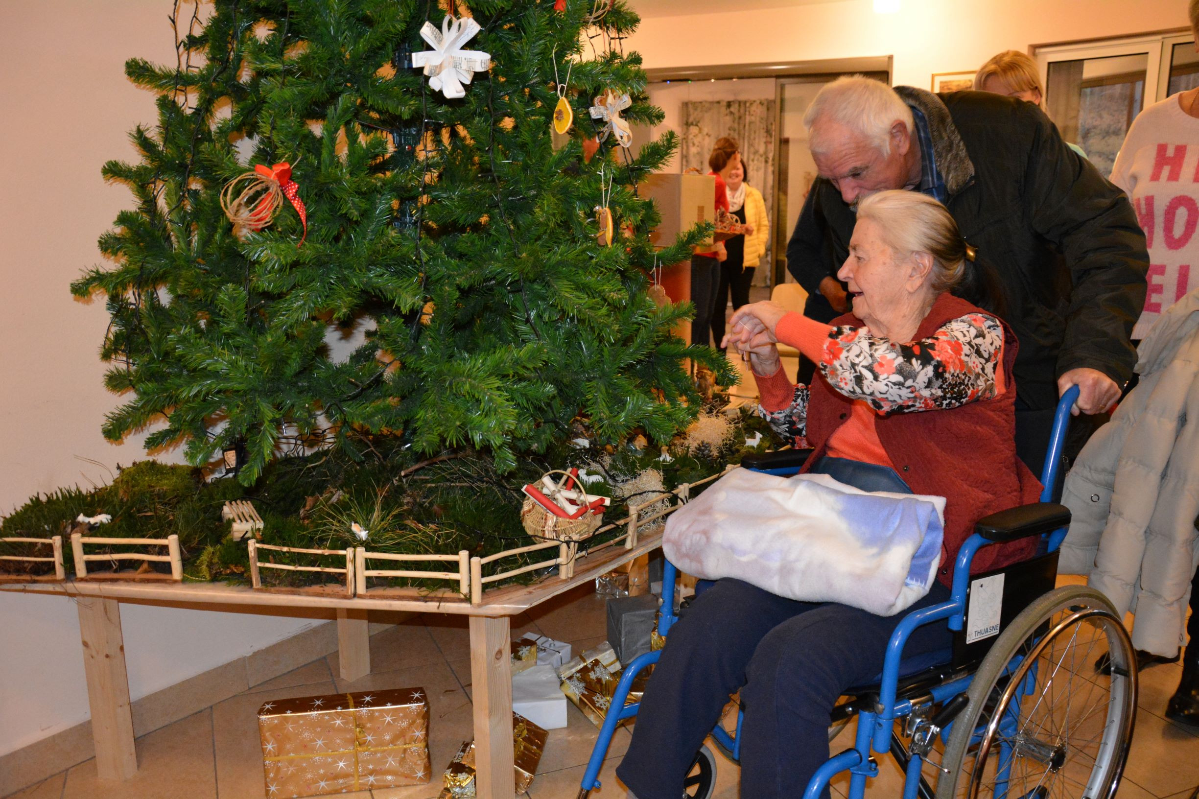 Krasitev smreke in prižig luči ob pesmih zborčka            Sv. Petra pod Sv. Gorami