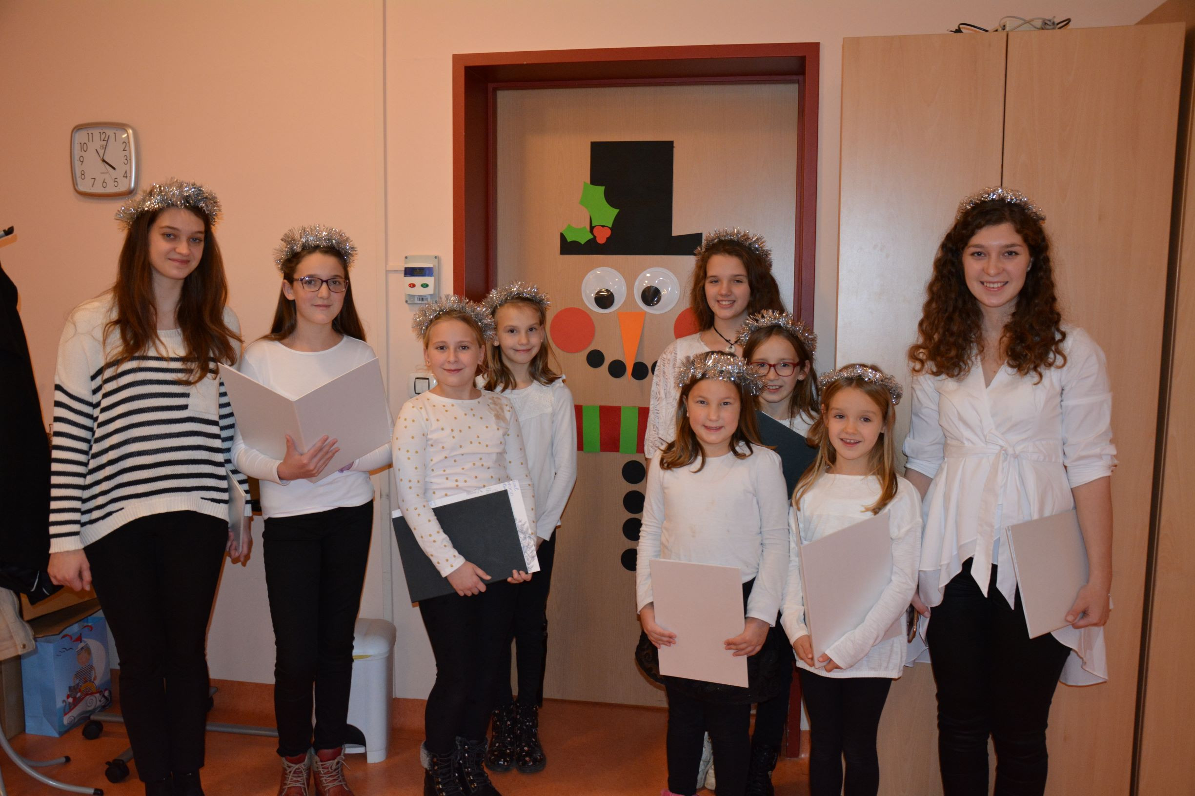 Krasitev smreke in prižig luči ob pesmih zborčka            Sv. Petra pod Sv. Gorami