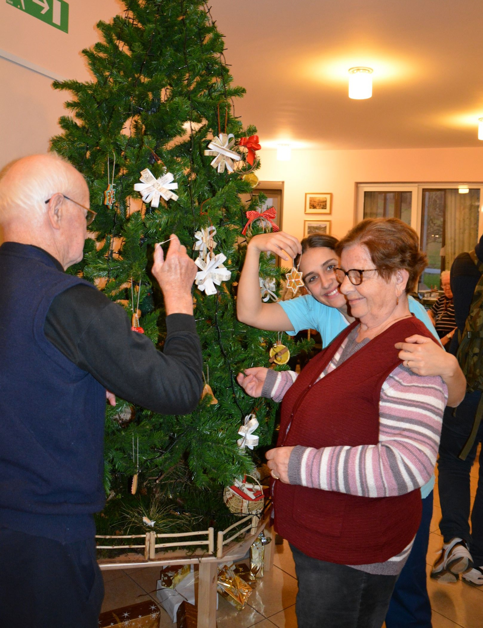 Krasitev smreke in prižig luči ob pesmih zborčka            Sv. Petra pod Sv. Gorami