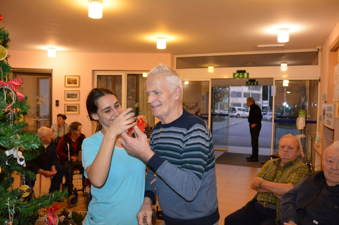 Krasitev smreke in prižig luči ob pesmih zborčka            Sv. Petra pod Sv. Gorami