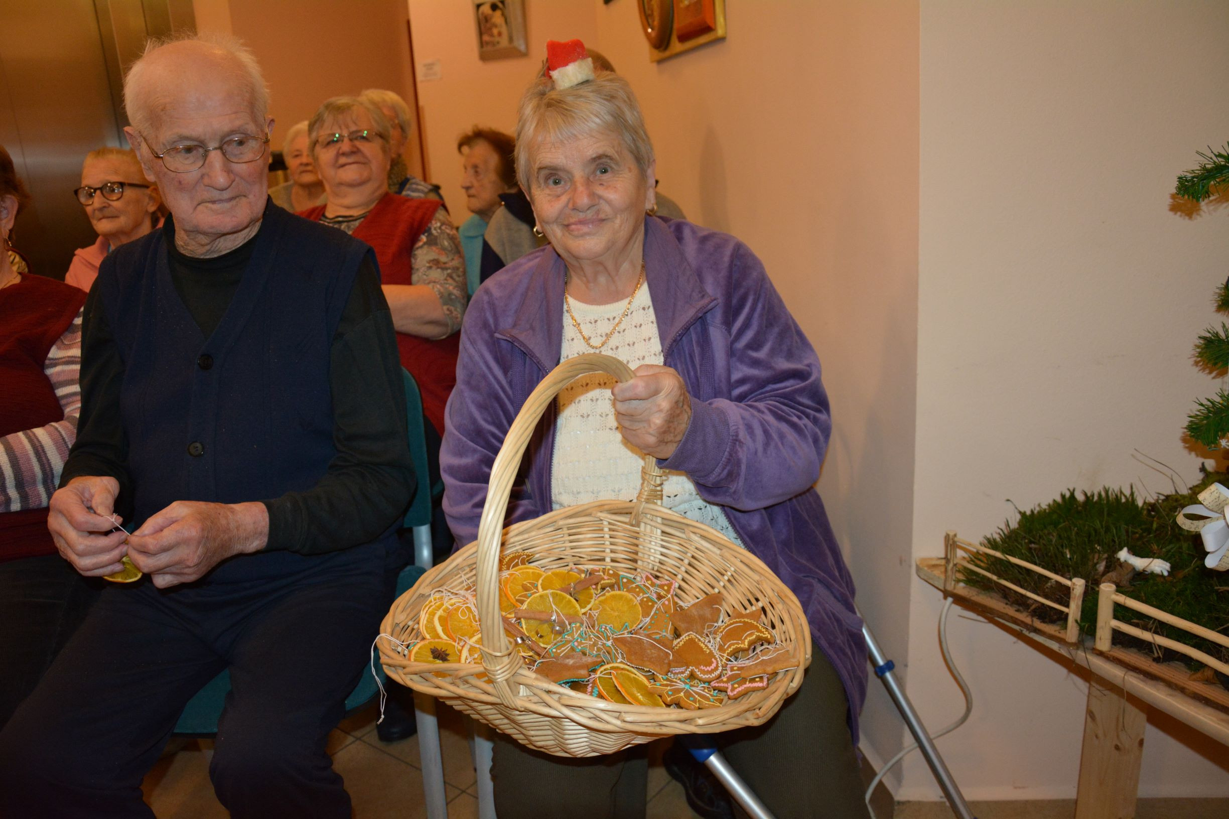 Krasitev smreke in prižig luči ob pesmih zborčka            Sv. Petra pod Sv. Gorami