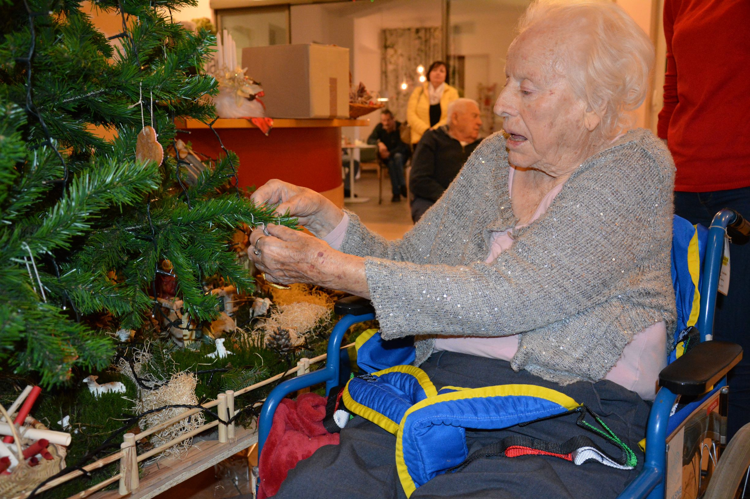 Krasitev smreke in prižig luči ob pesmih zborčka            Sv. Petra pod Sv. Gorami