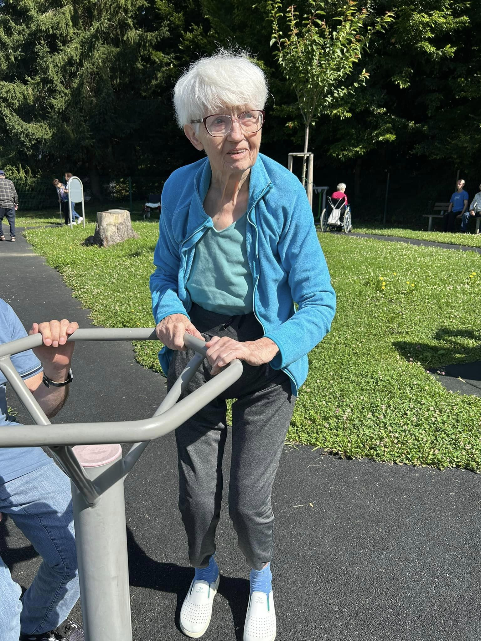 Lep je ta dan, steci z mano ven!