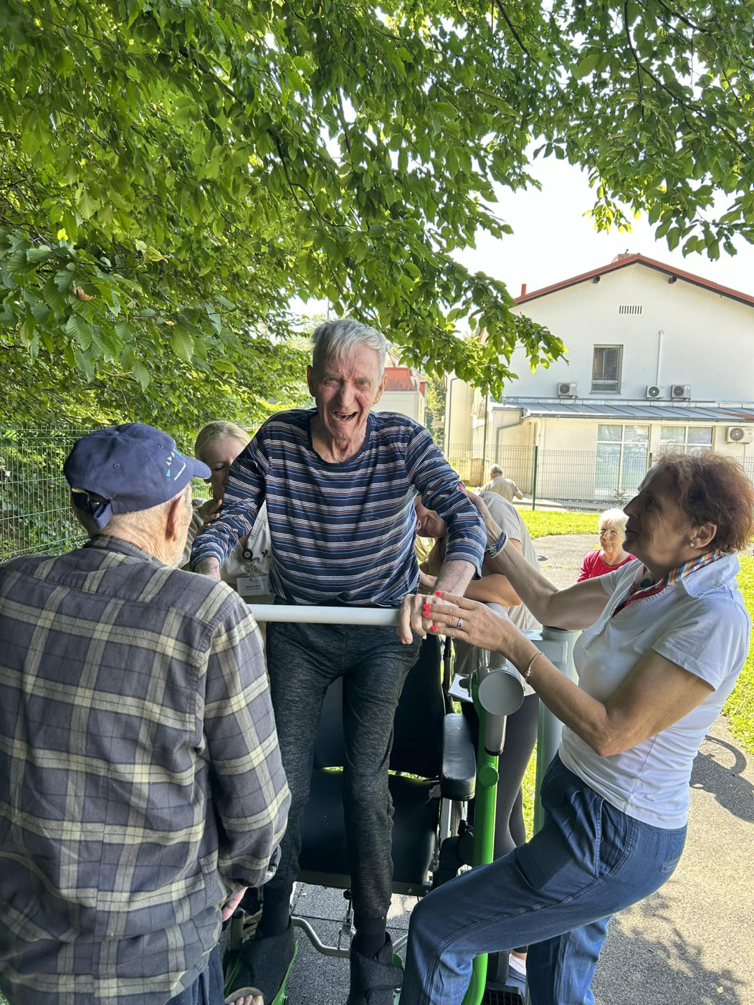 Lep je ta dan, steci z mano ven!