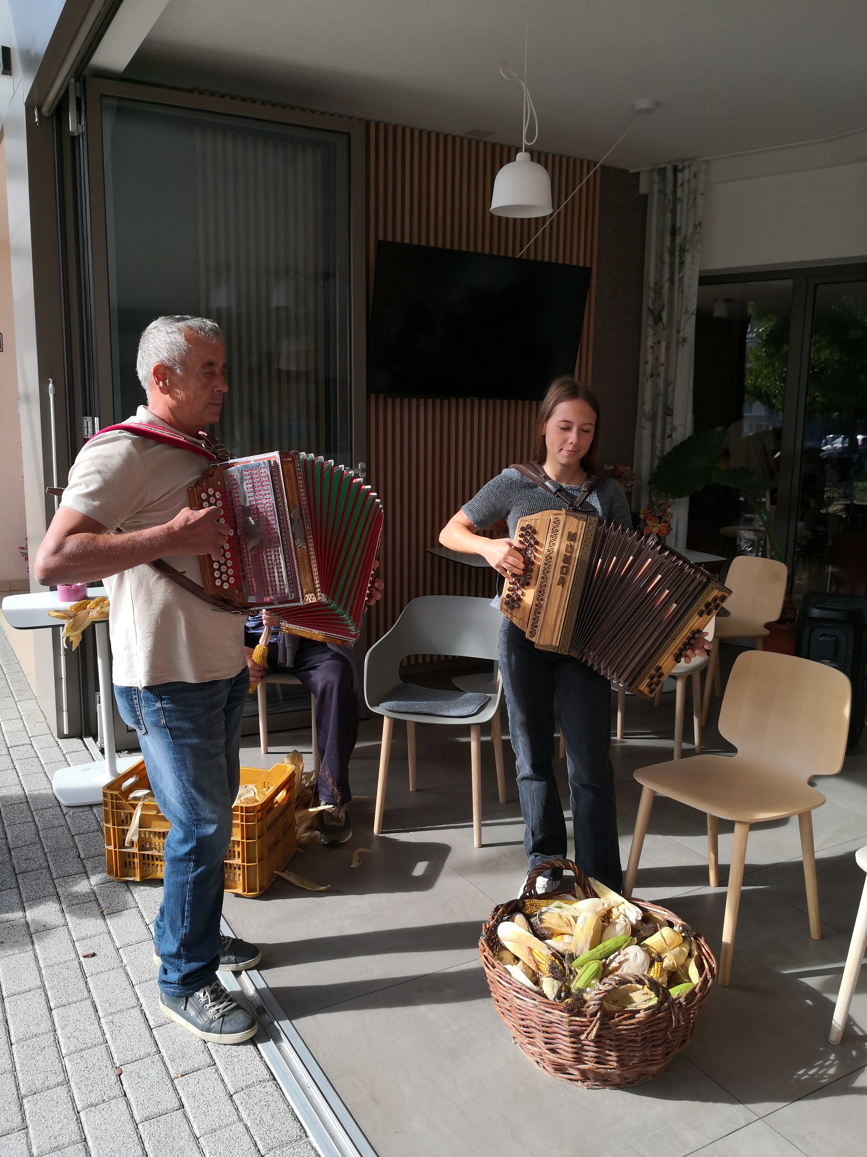 Ličkanje ob harmoniki, pesmi in petju