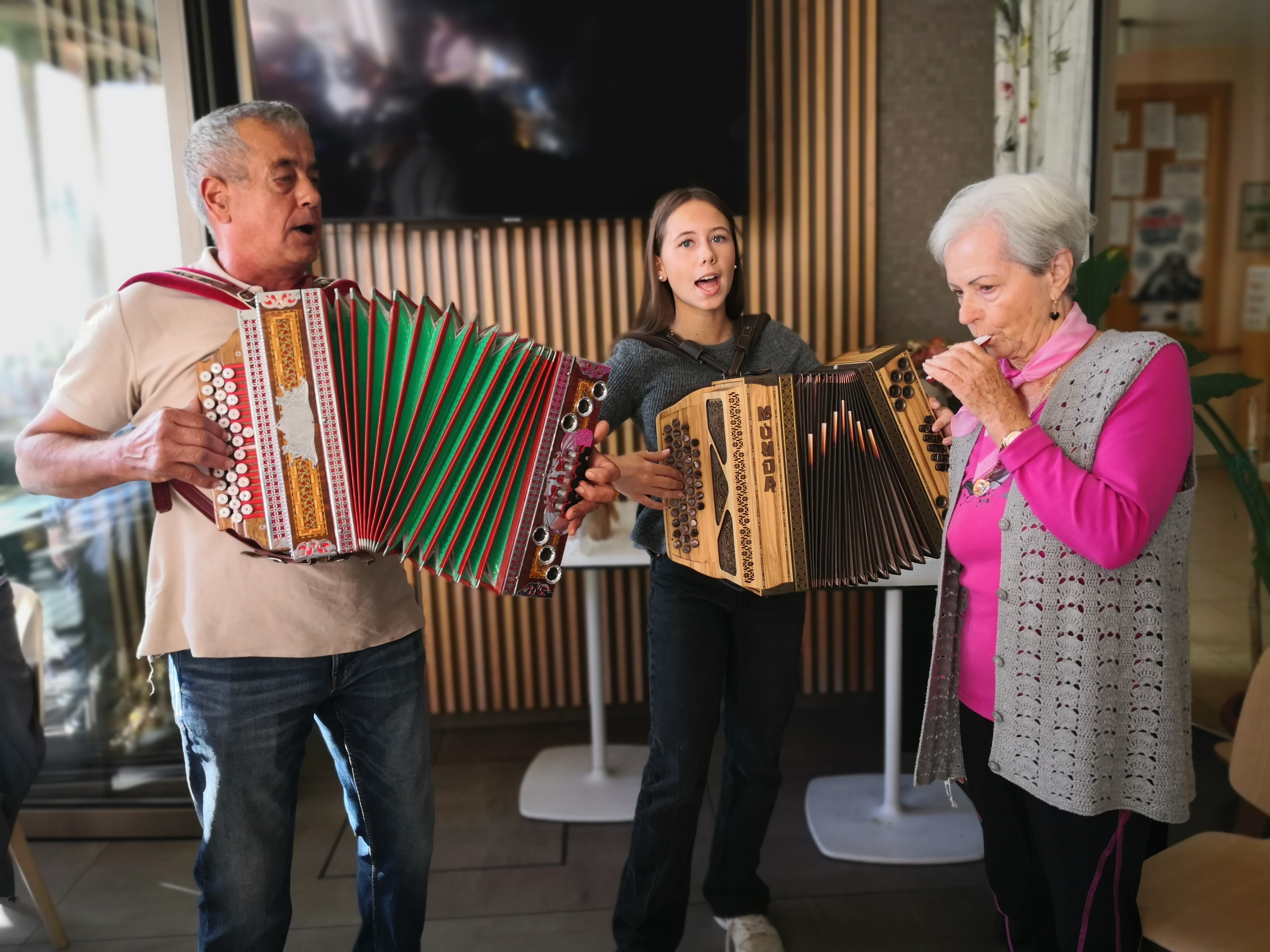 Ličkanje ob harmoniki, pesmi in petju