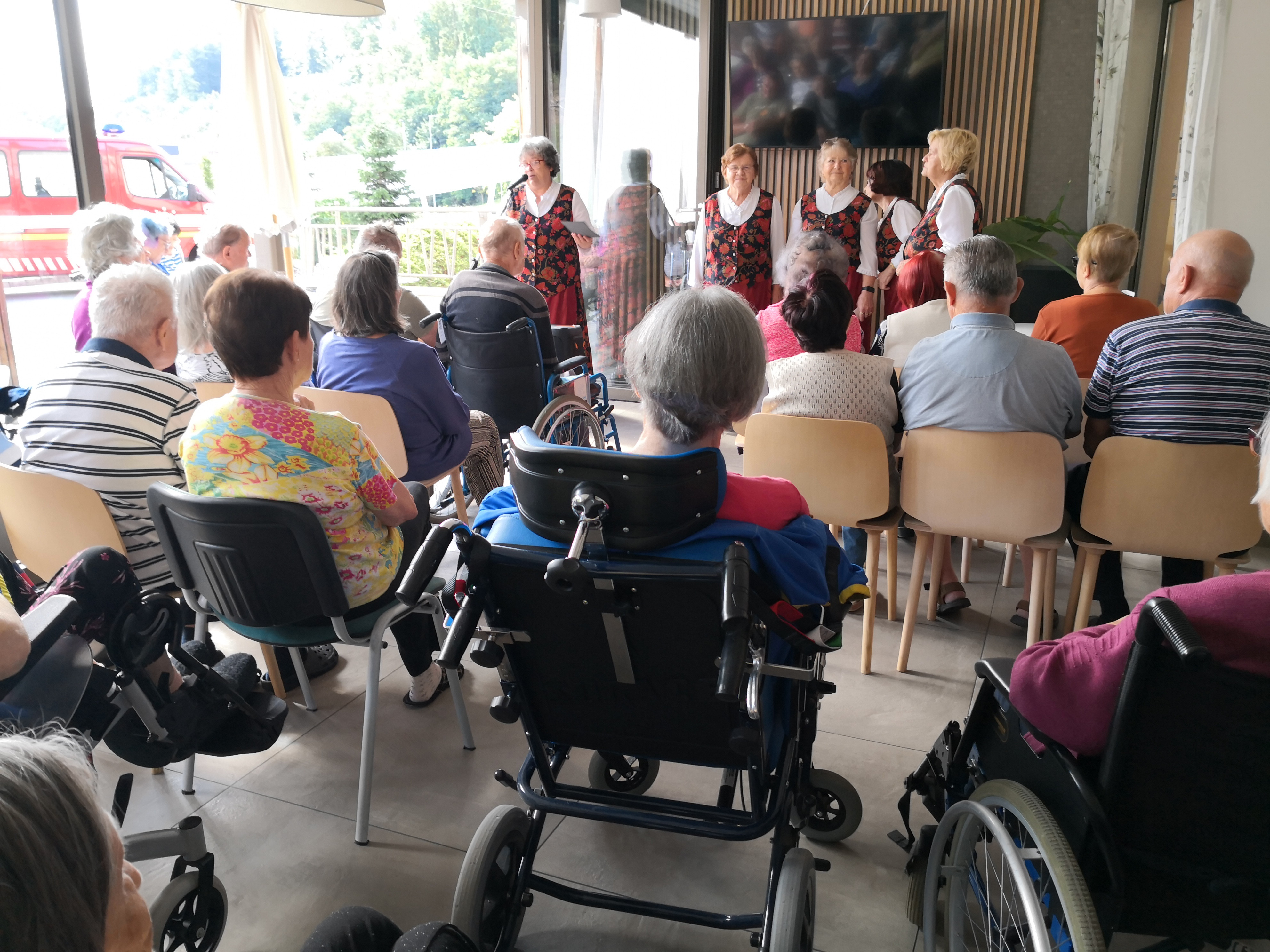 Ljudske pevke Taščice iz Vojnika razveselile stanovalce