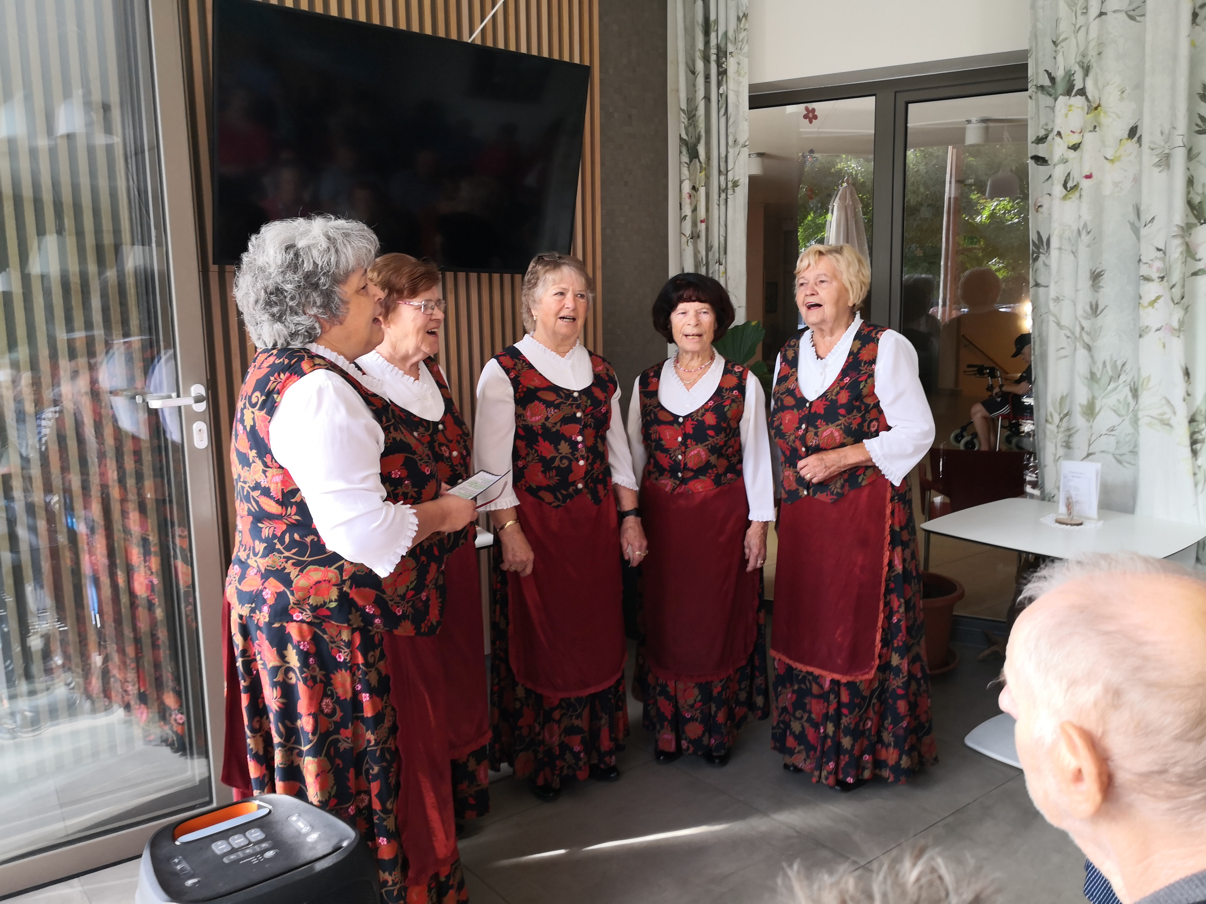 Ljudske pevke Taščice iz Vojnika razveselile stanovalce