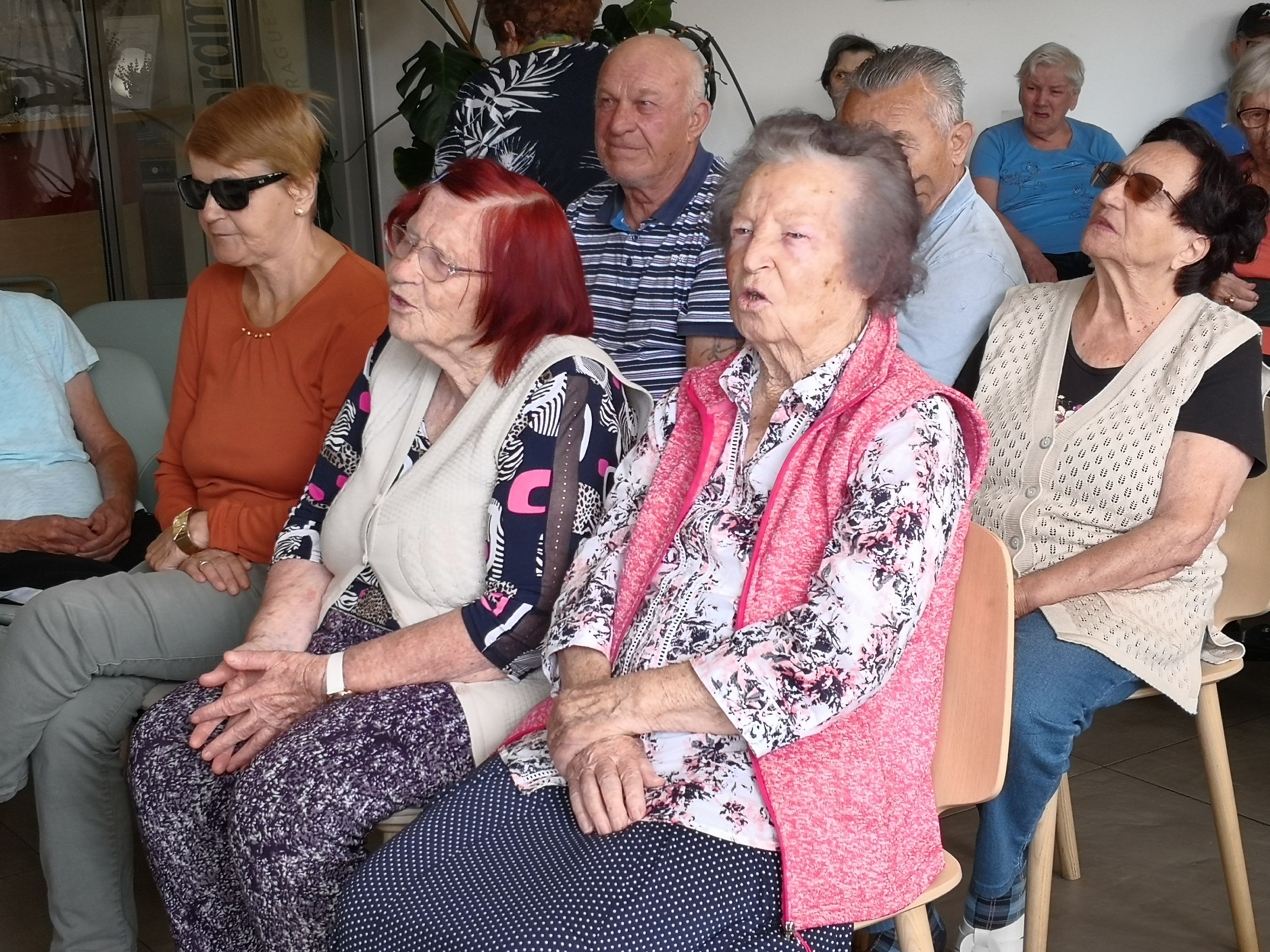 Ljudske pevke Taščice iz Vojnika razveselile stanovalce