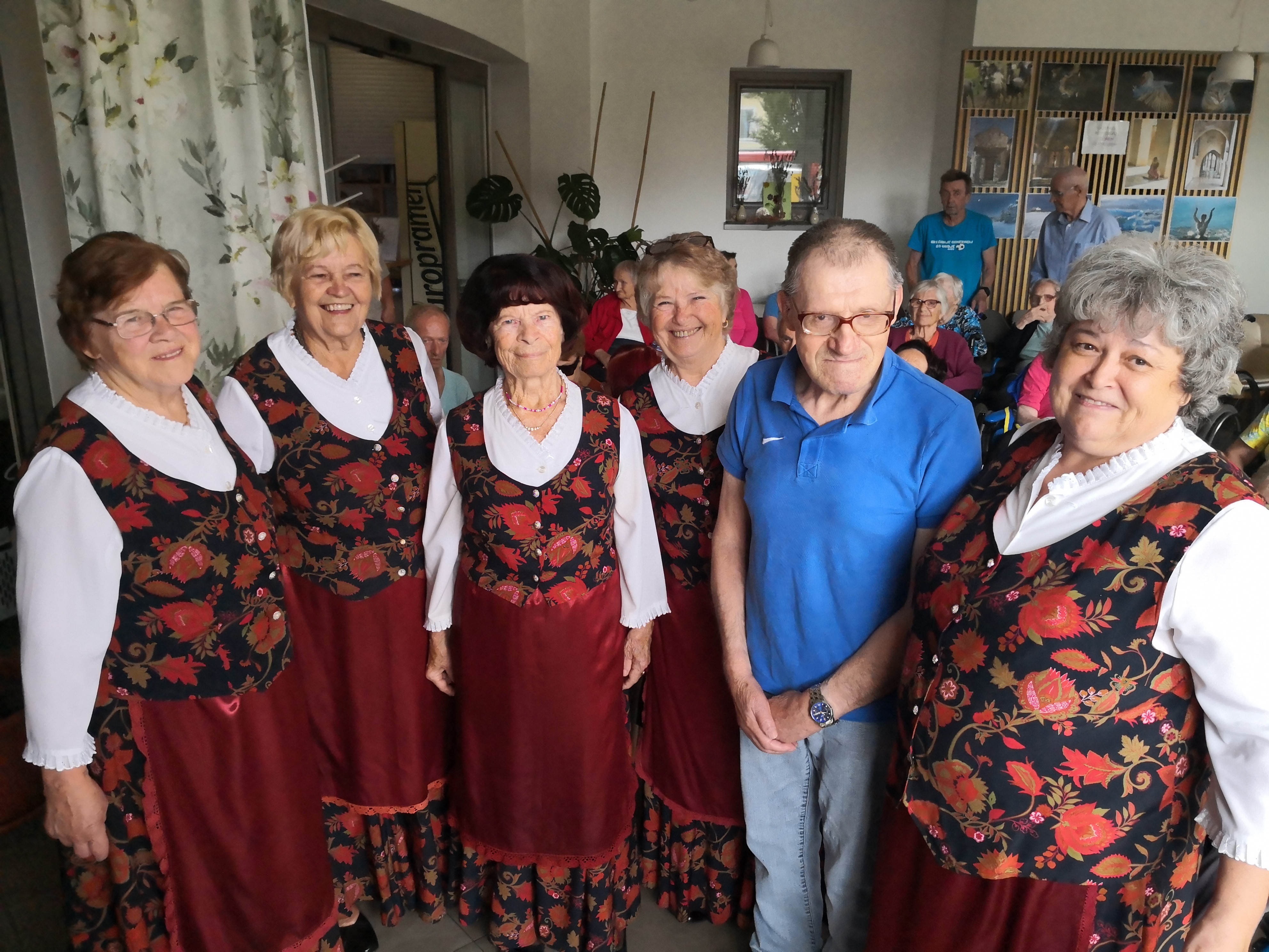 Ljudske pevke Taščice iz Vojnika razveselile stanovalce