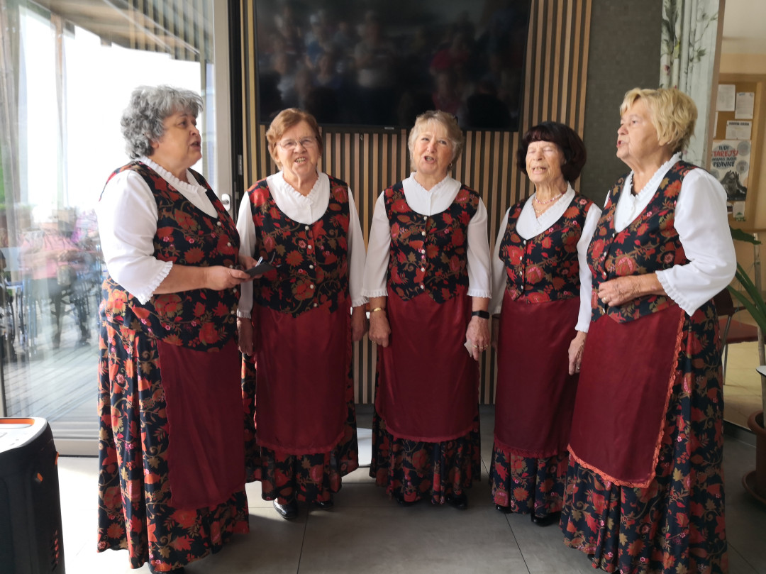 Ljudske pevke Taščice iz Vojnika razveselile stanovalce