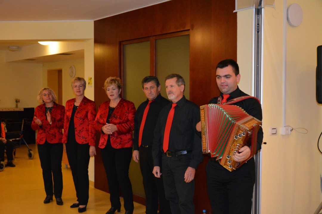 Ljudski pevci popestrili jesenski dan