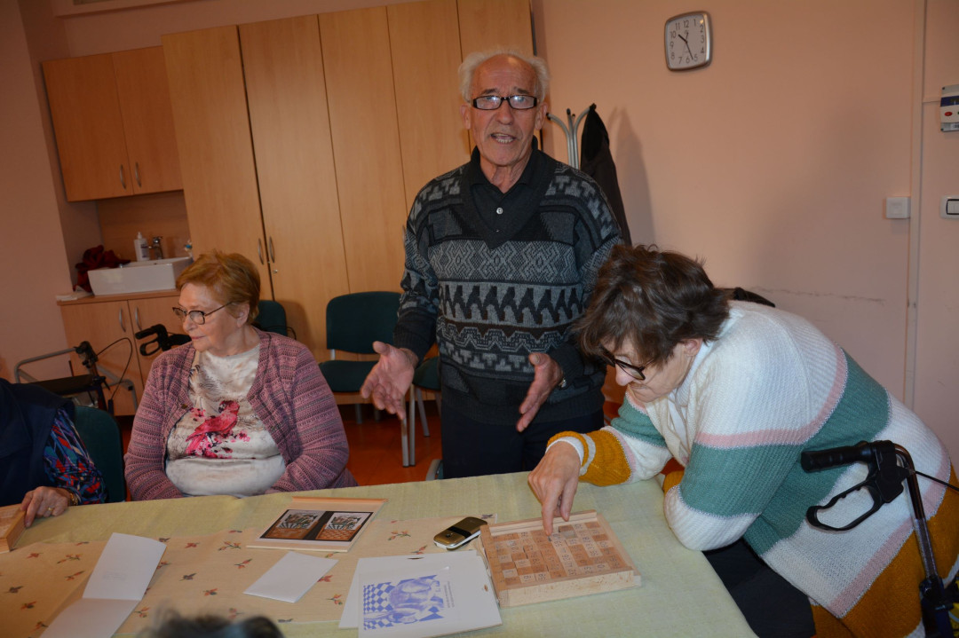 Miselni zajček na šahovskem polju za bistre možgane