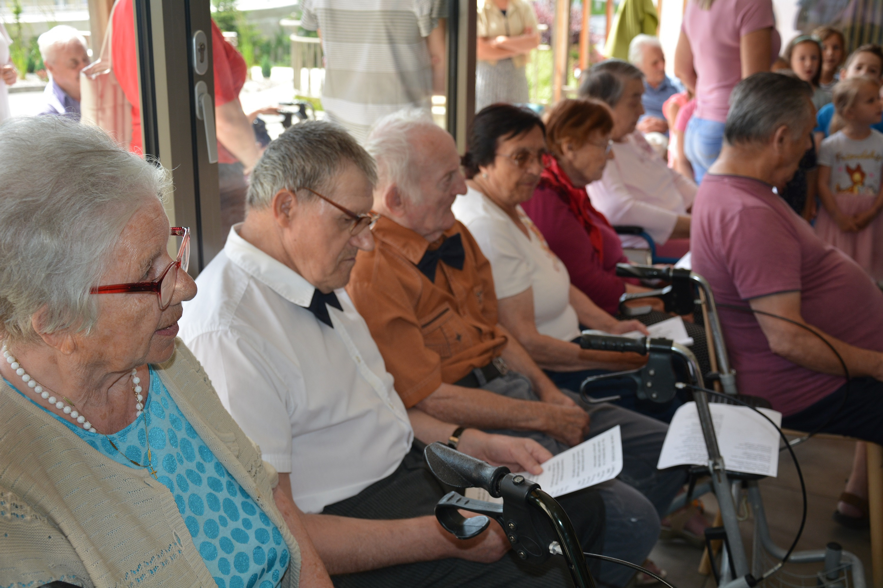 Mladi in stari pojemo radi