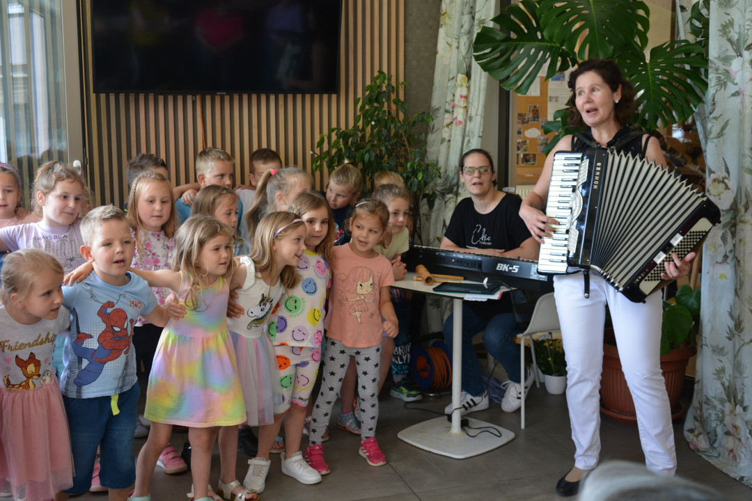 Mladi in stari pojemo radi