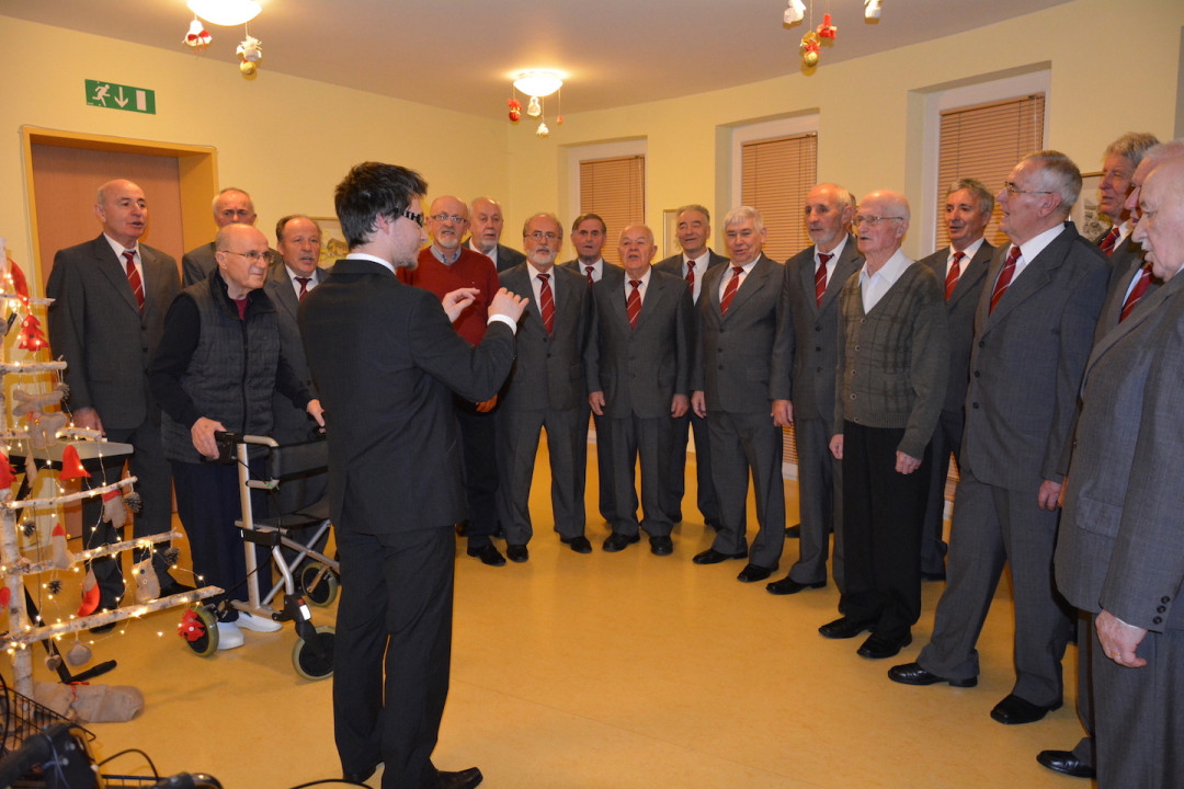 Moški pevski zbor nam je polepšal večer