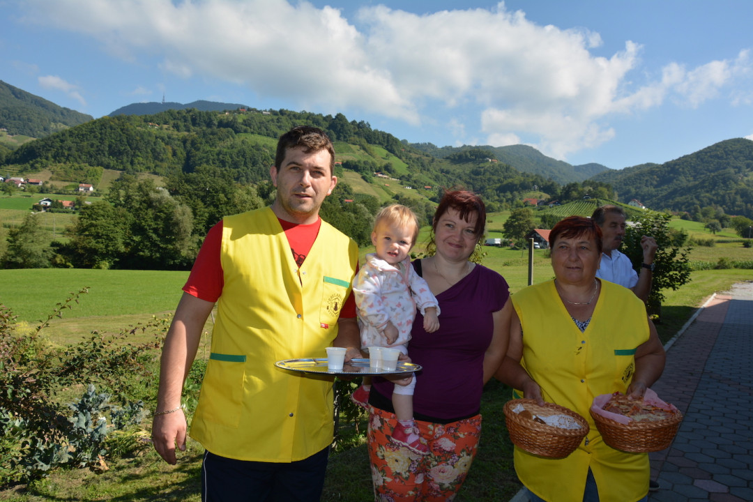 Na obisku pri čebelarski družini Posl