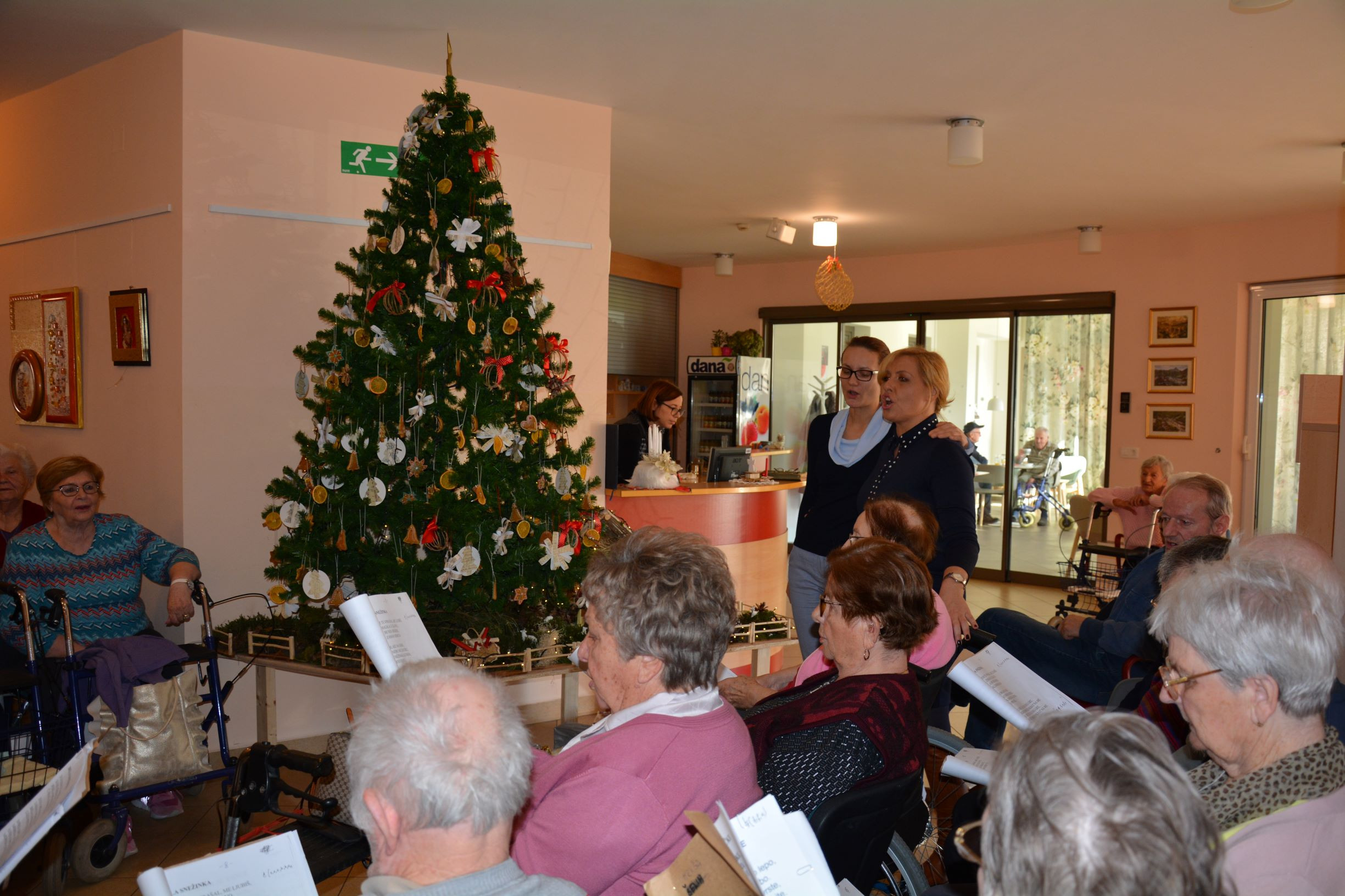 Na ogled postavili božično – novoletne ustvarjalnosti