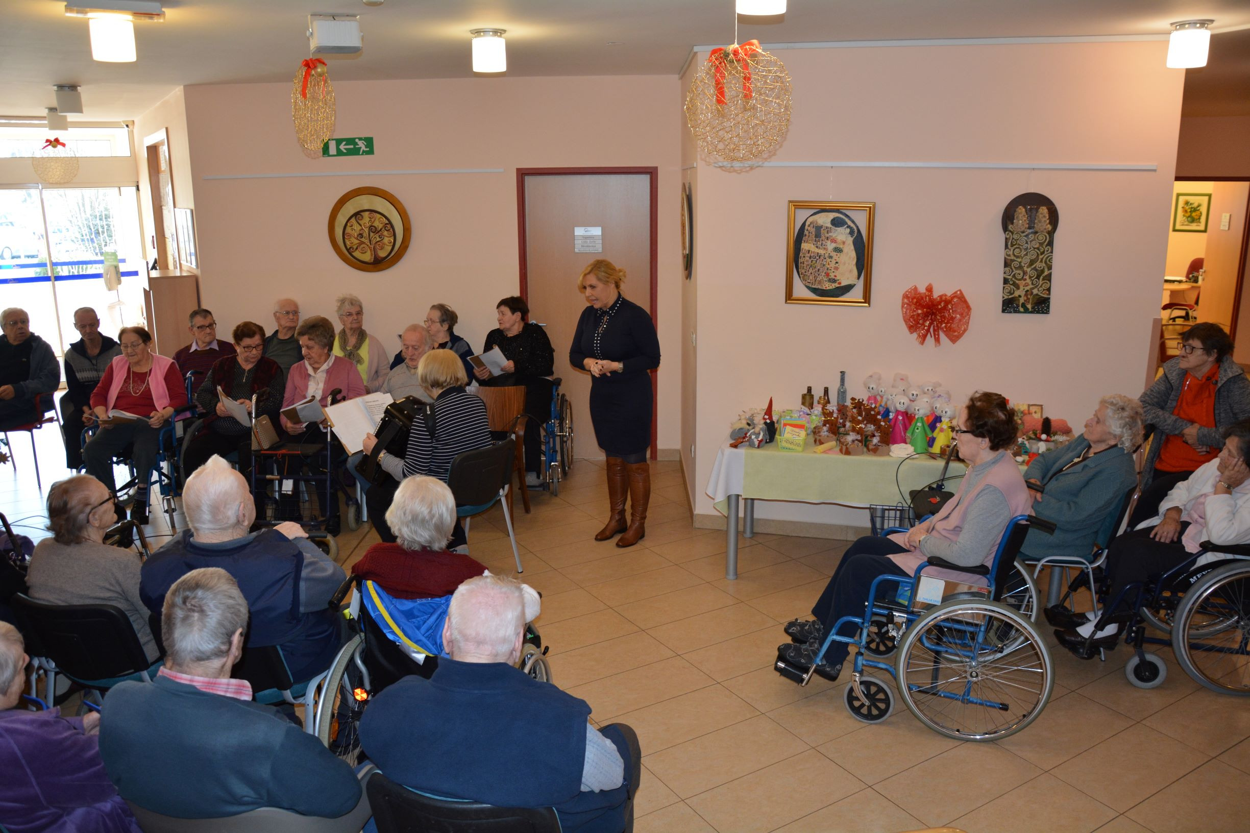 Na ogled postavili božično – novoletne ustvarjalnosti