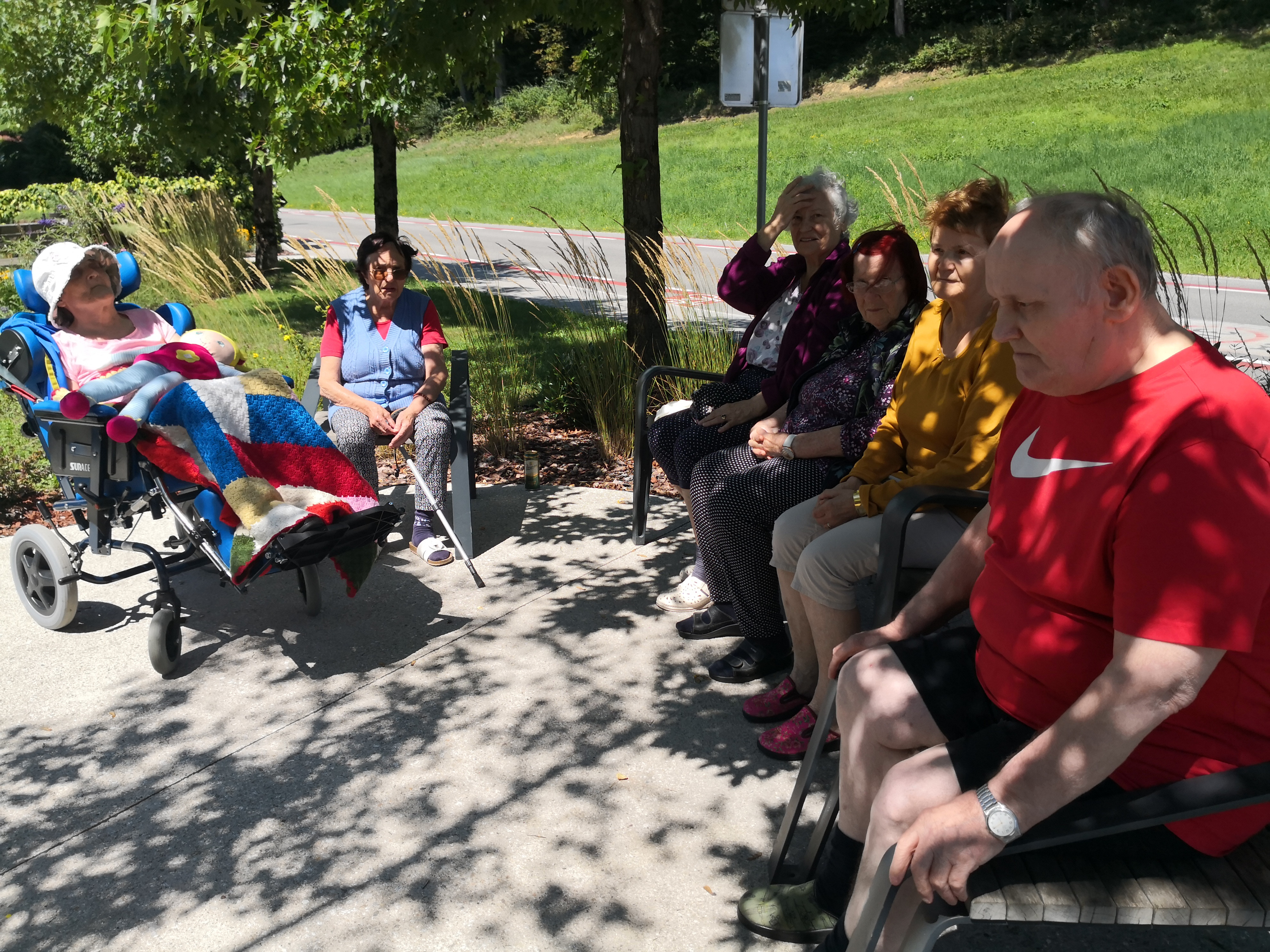 Nabiranje mete in melise ter kuhanje sirupa