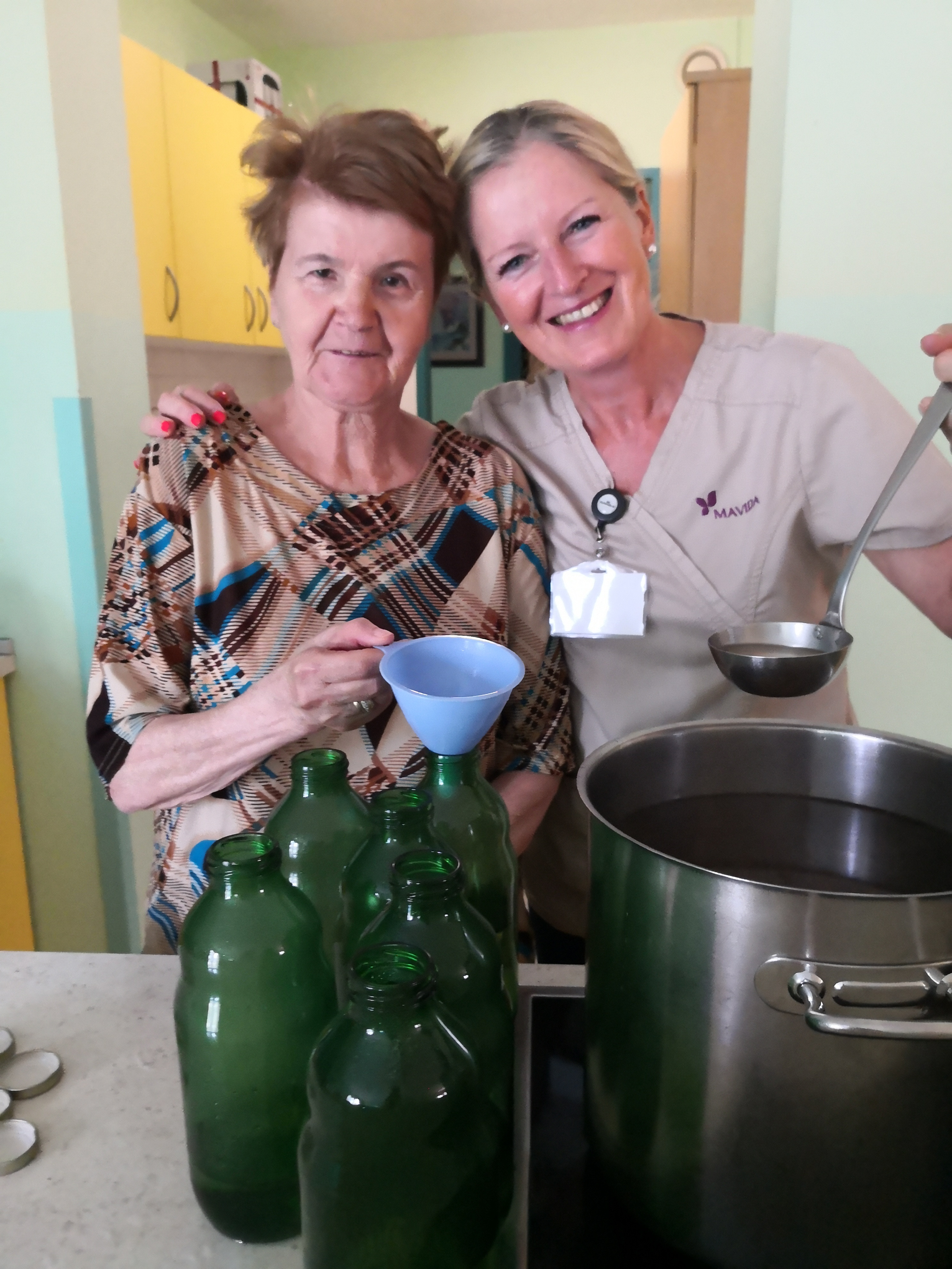 Nabiranje mete in melise ter kuhanje sirupa