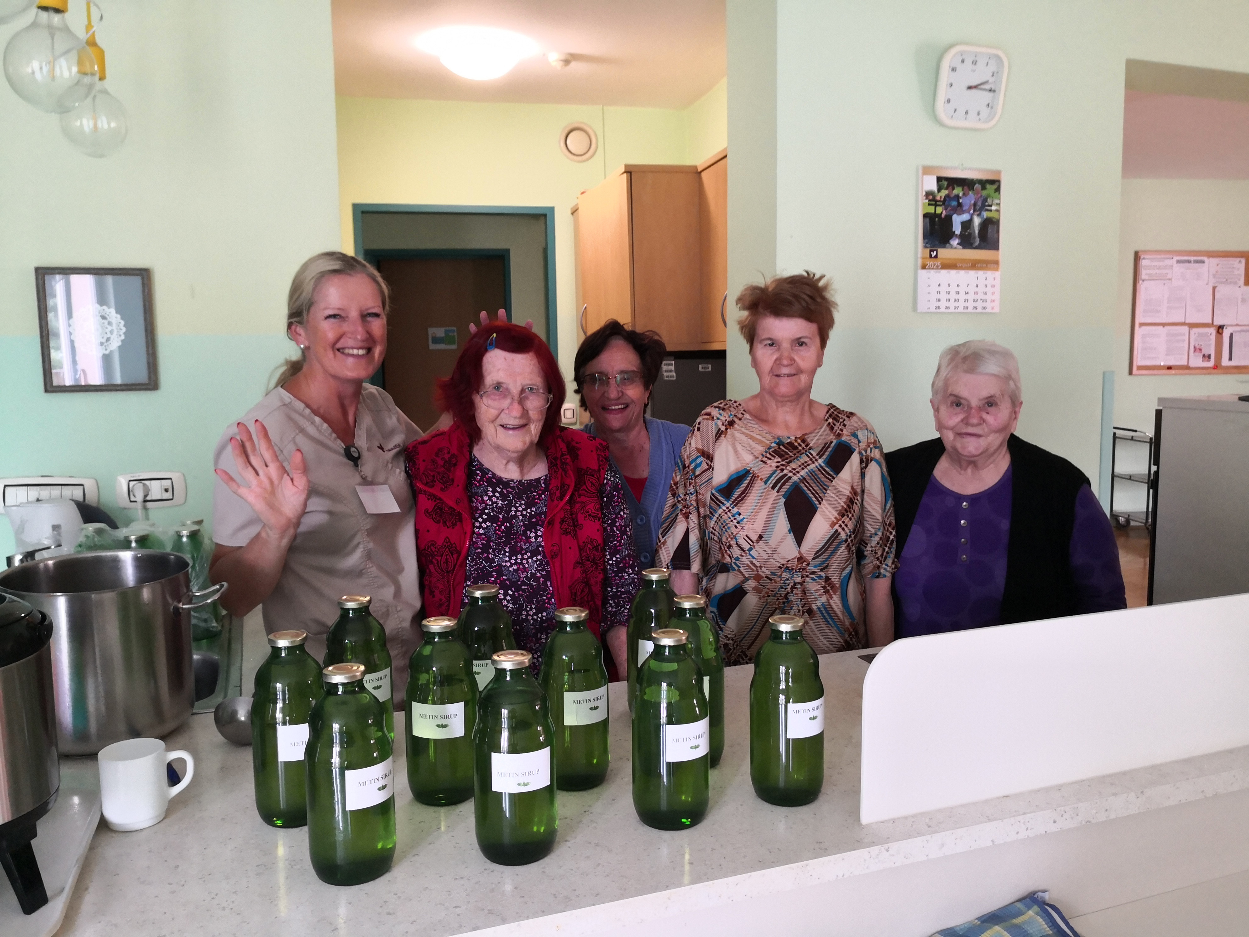 Nabiranje mete in melise ter kuhanje sirupa