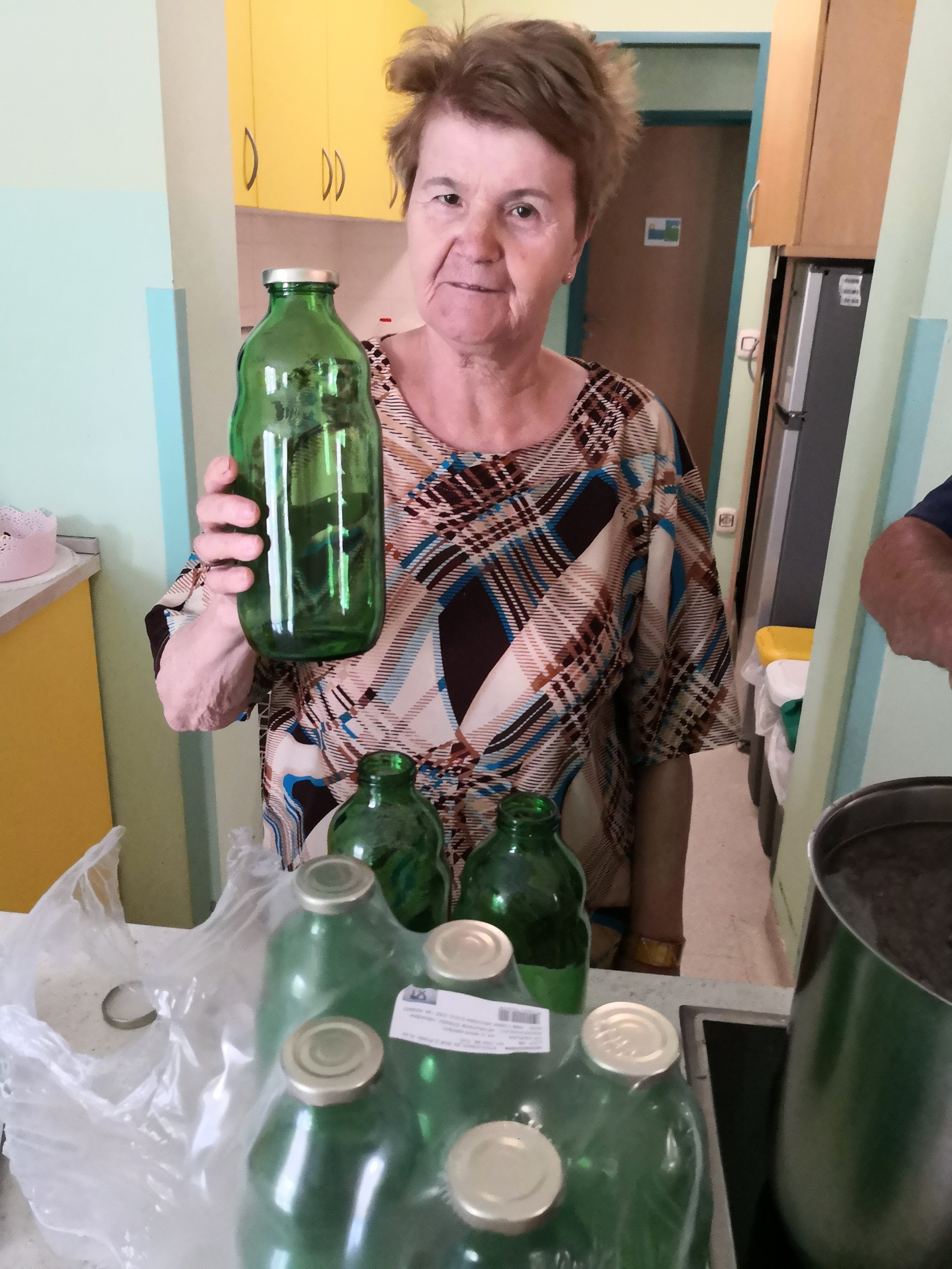 Nabiranje mete in melise ter kuhanje sirupa