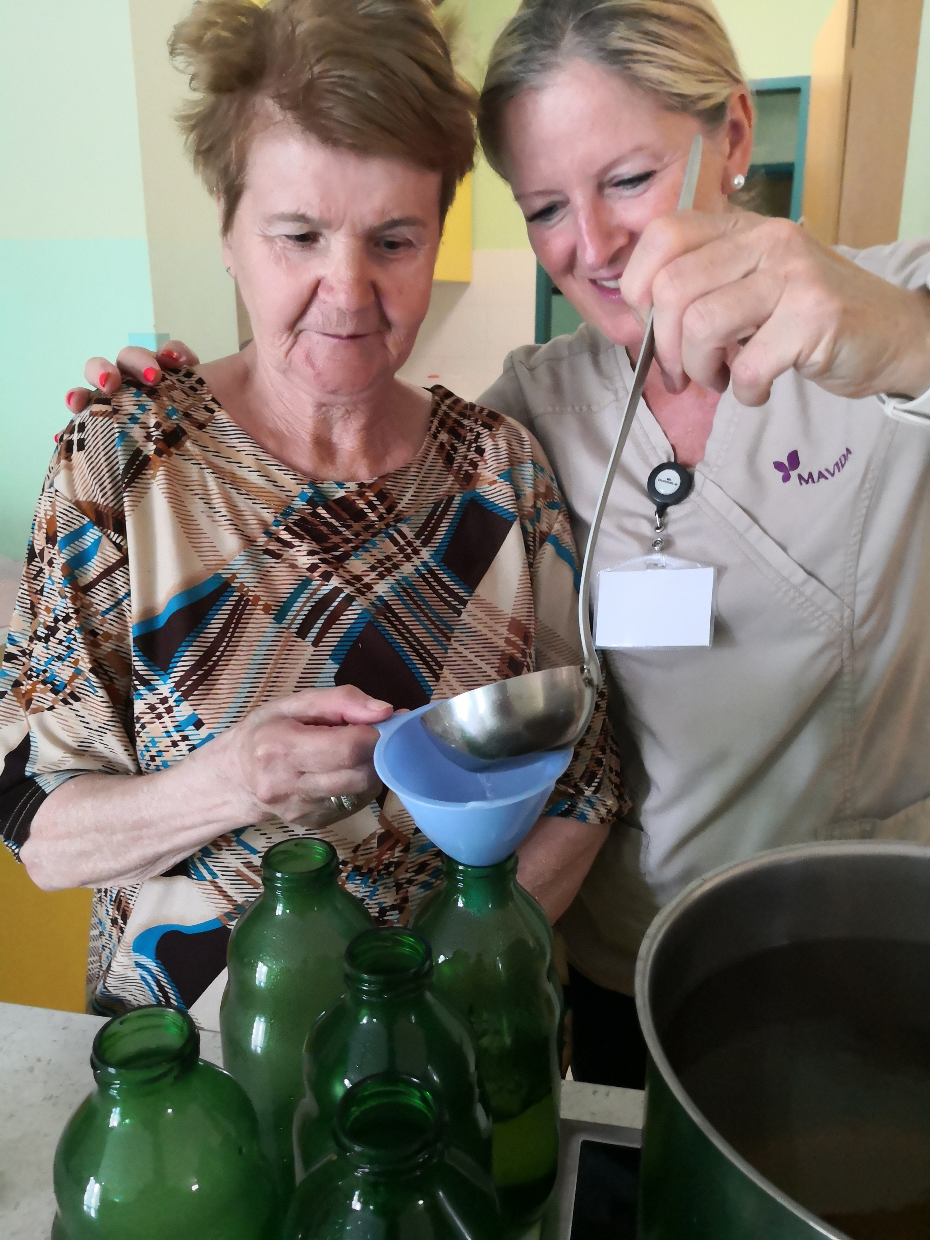 Nabiranje mete in melise ter kuhanje sirupa