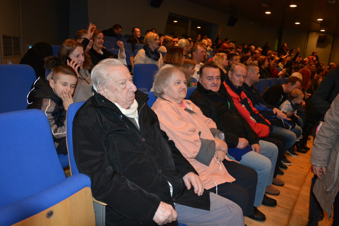 Nastop otrok iz vrtca Izvir v kulturnem domu