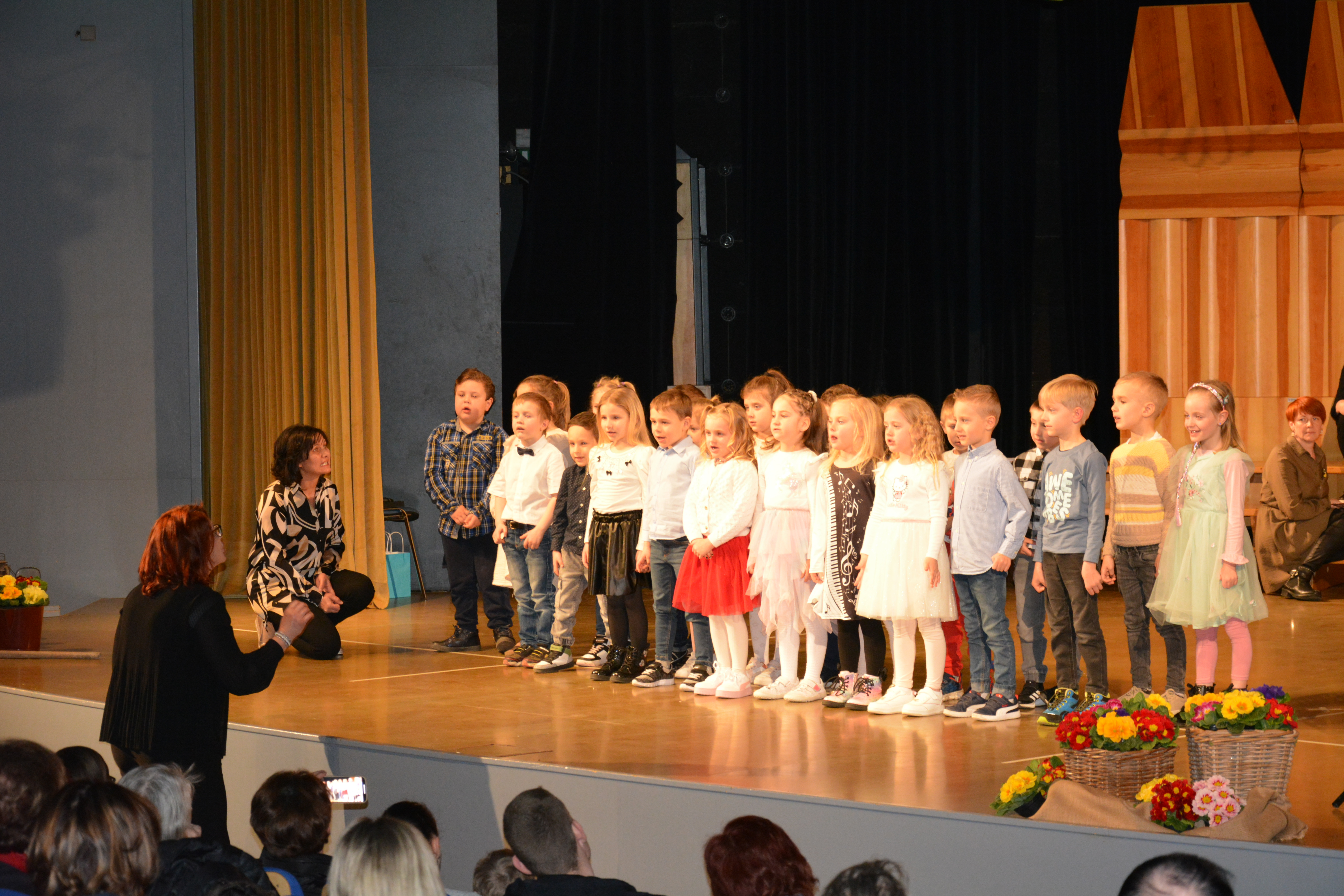 Nastop otrok Vrtca Potoček ob materinskem dnevu