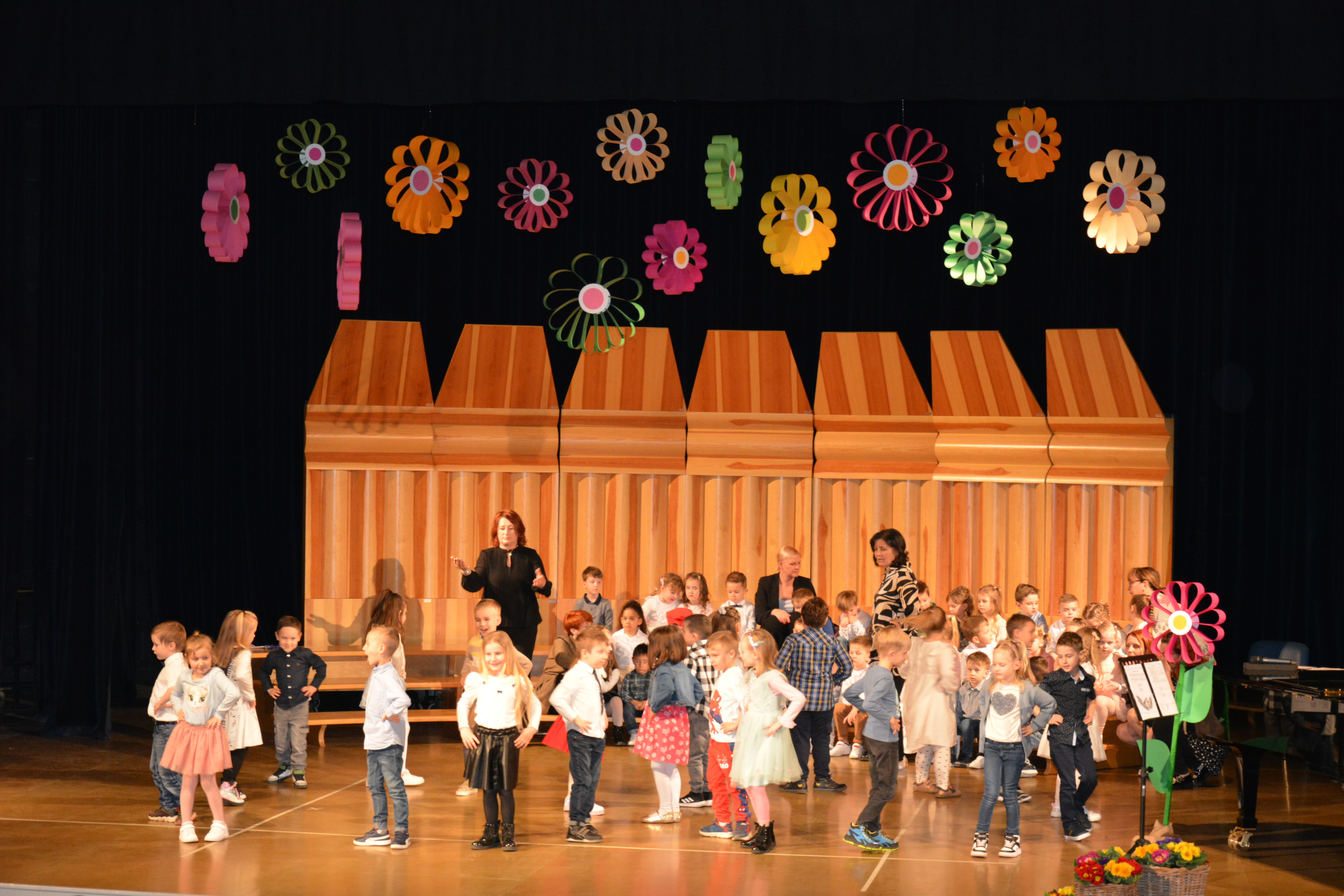 Nastop otrok Vrtca Potoček ob materinskem dnevu