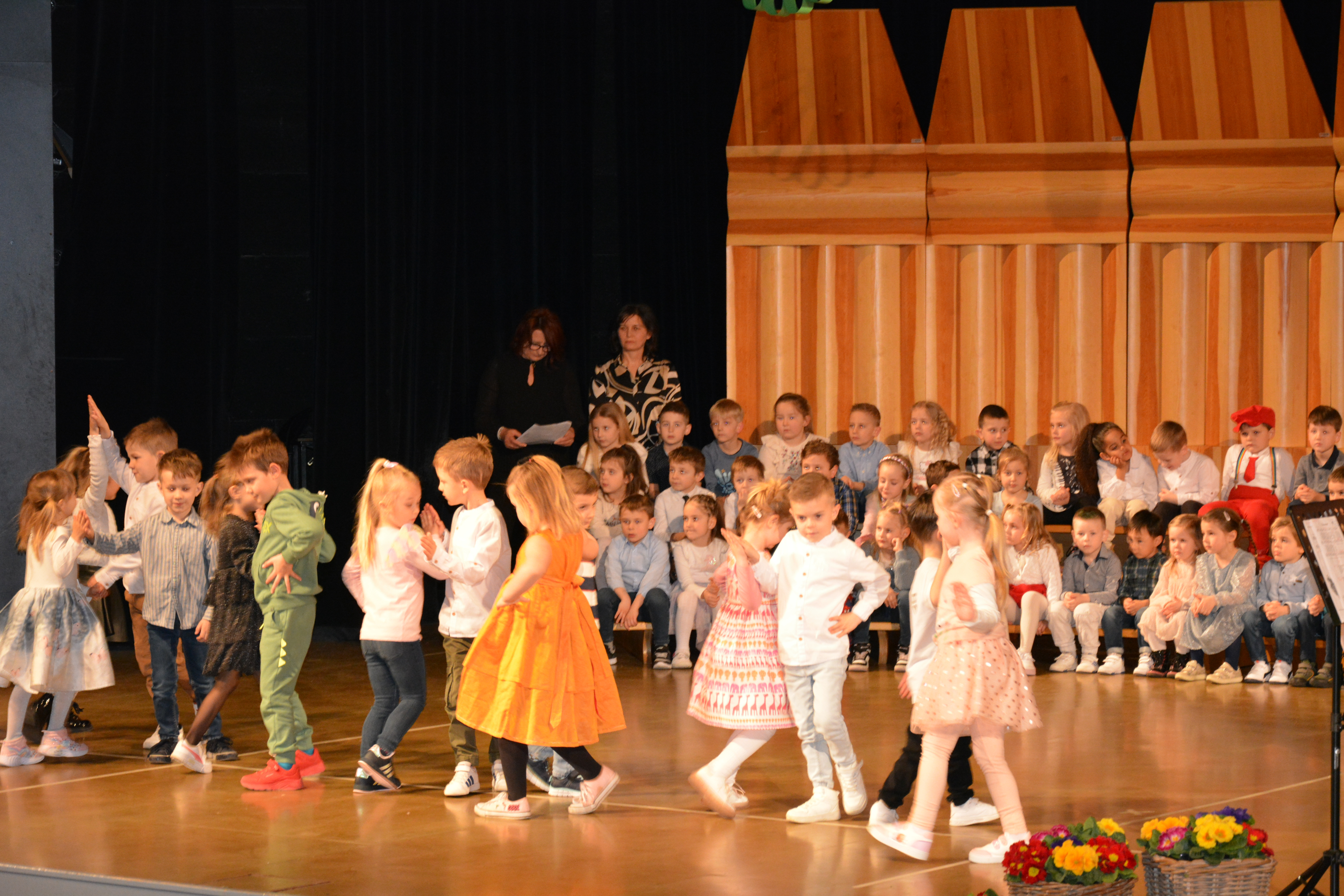 Nastop otrok Vrtca Potoček ob materinskem dnevu