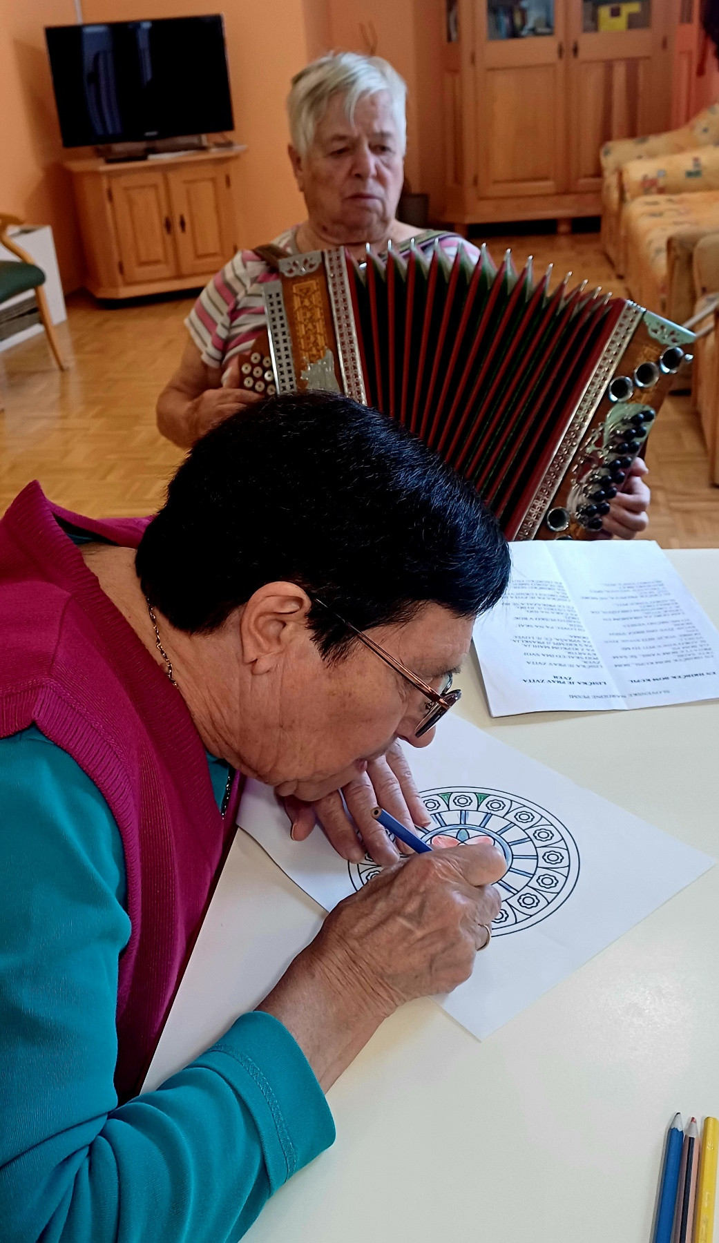 ◦◉✿ Risanje mandal in petje pesmi ✿◉◦